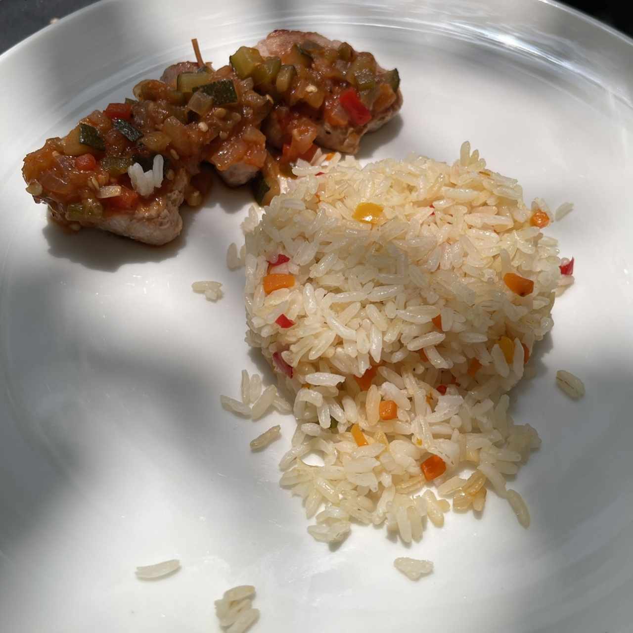 Medallones de Puerco con Arroz y Vegetales