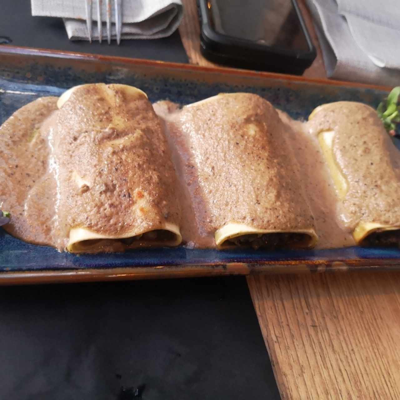 Canelón de verduras con salsa de hongos