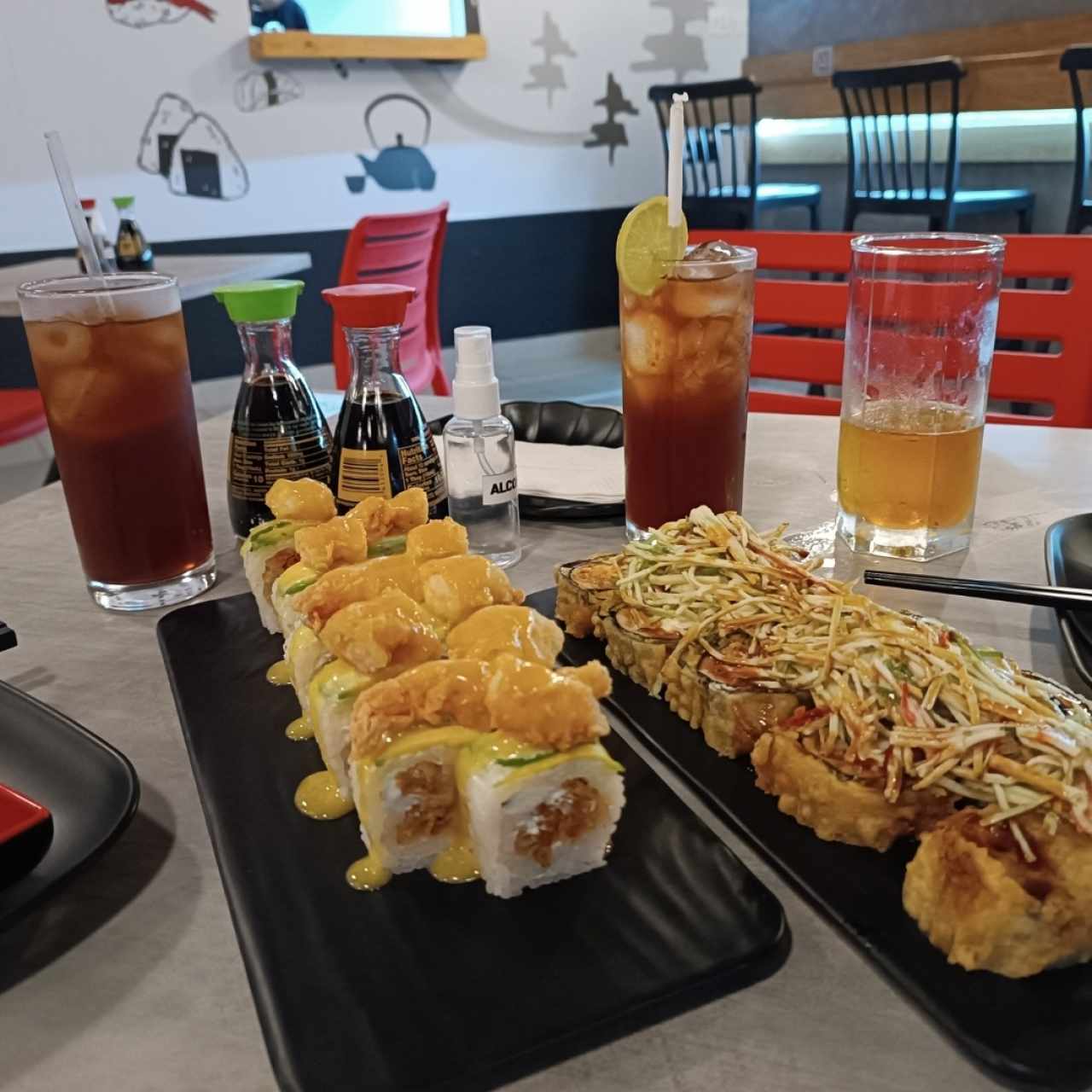 combo de 25 dólares , escoges un roll especial y uno sencillo con bebida y empanadas de entrada