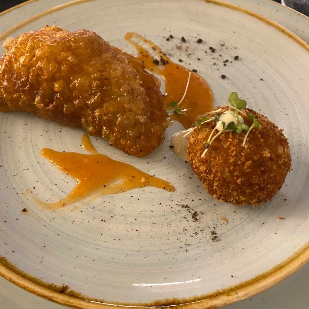 Empanada argentina y croqueta 