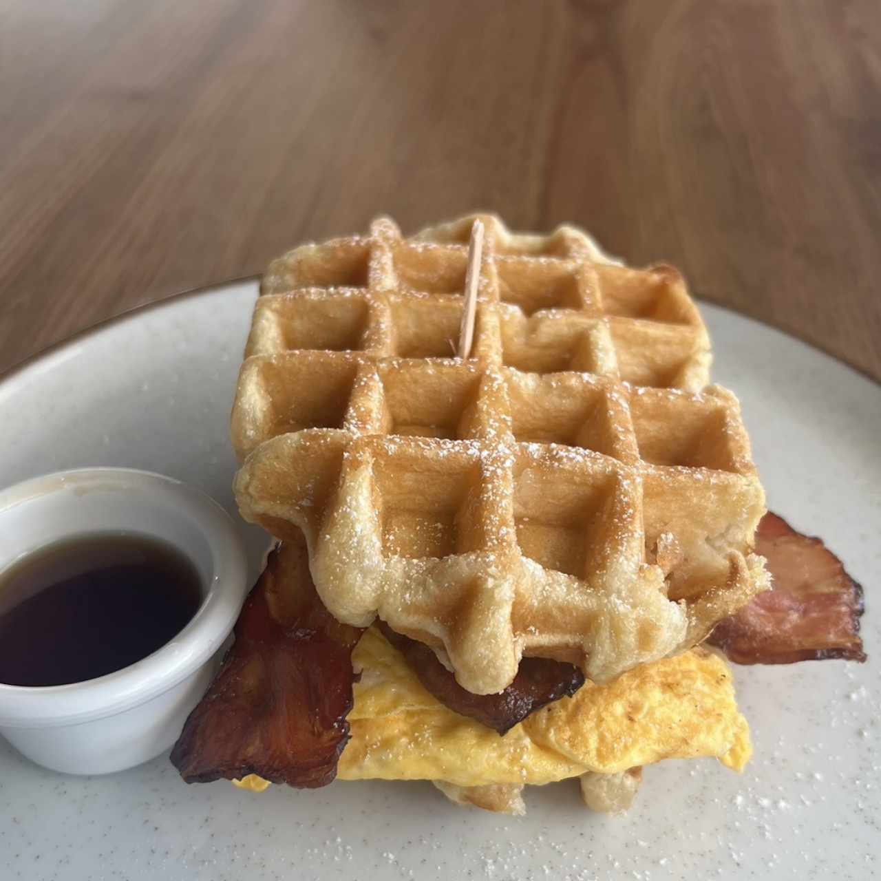 Waffles con Huevo,Bacon y Queso