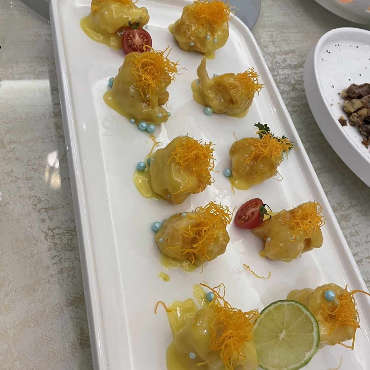 Bolas de Camarón fritas en salsa especial