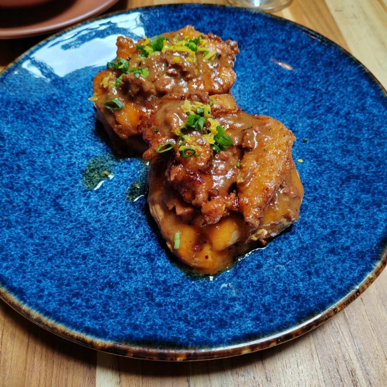 Fried Chicken & Biscuits con Gravy de Chorizo