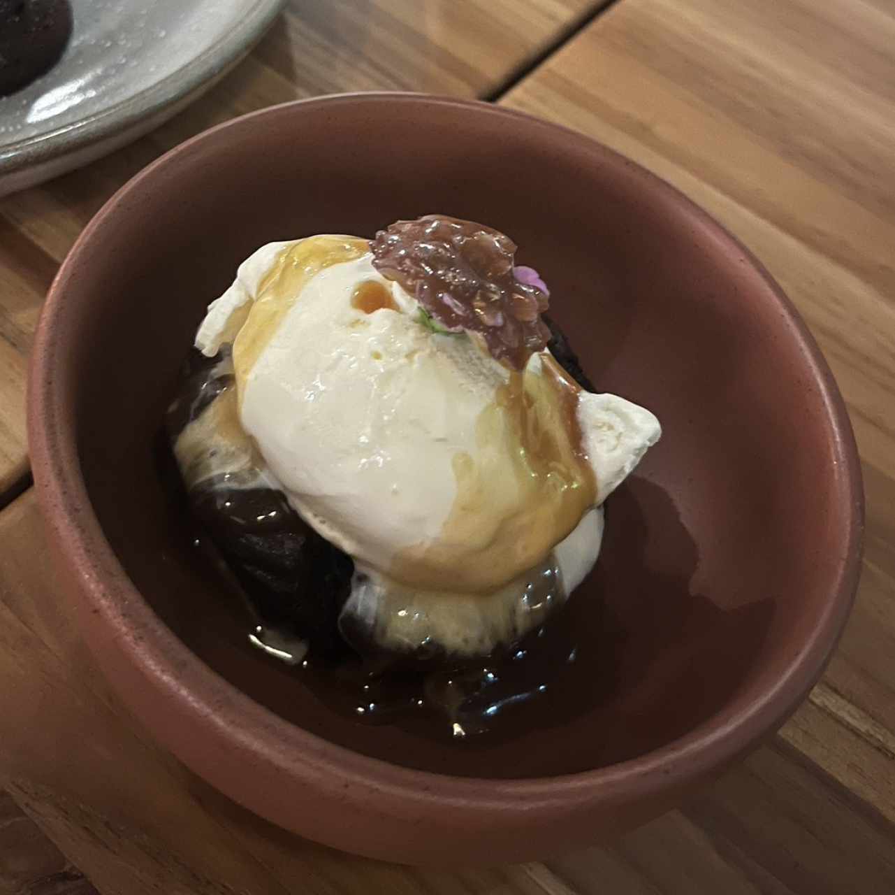 Brownie con helado y caramelo de miso