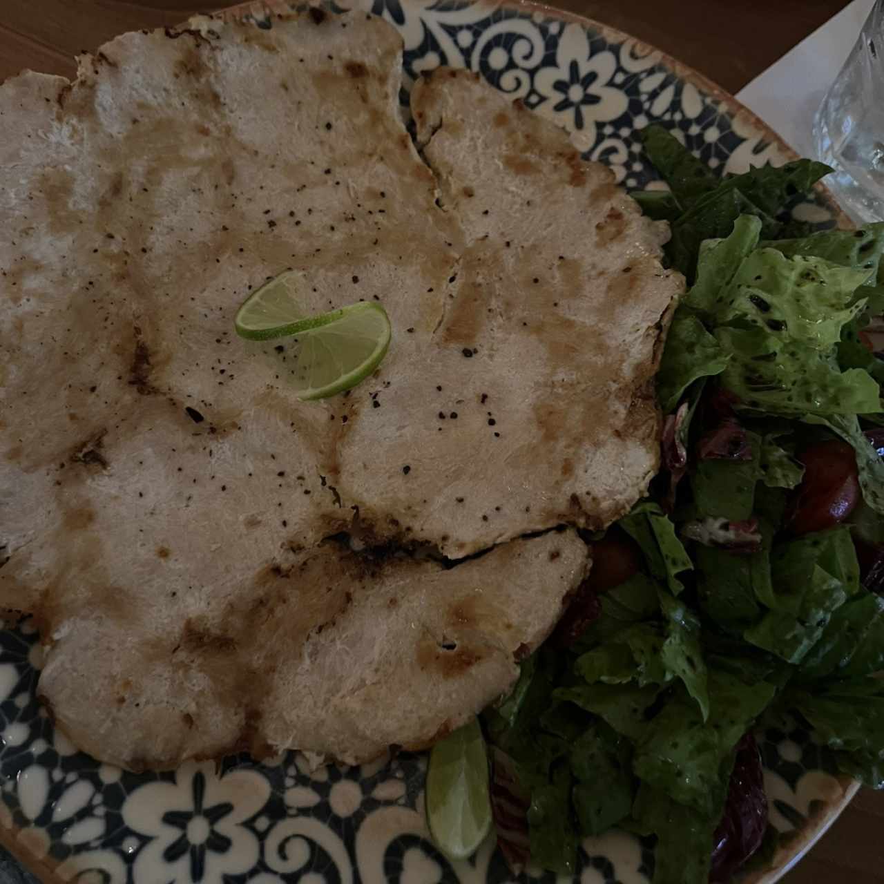 Milanesa de pollo con ensalada verde