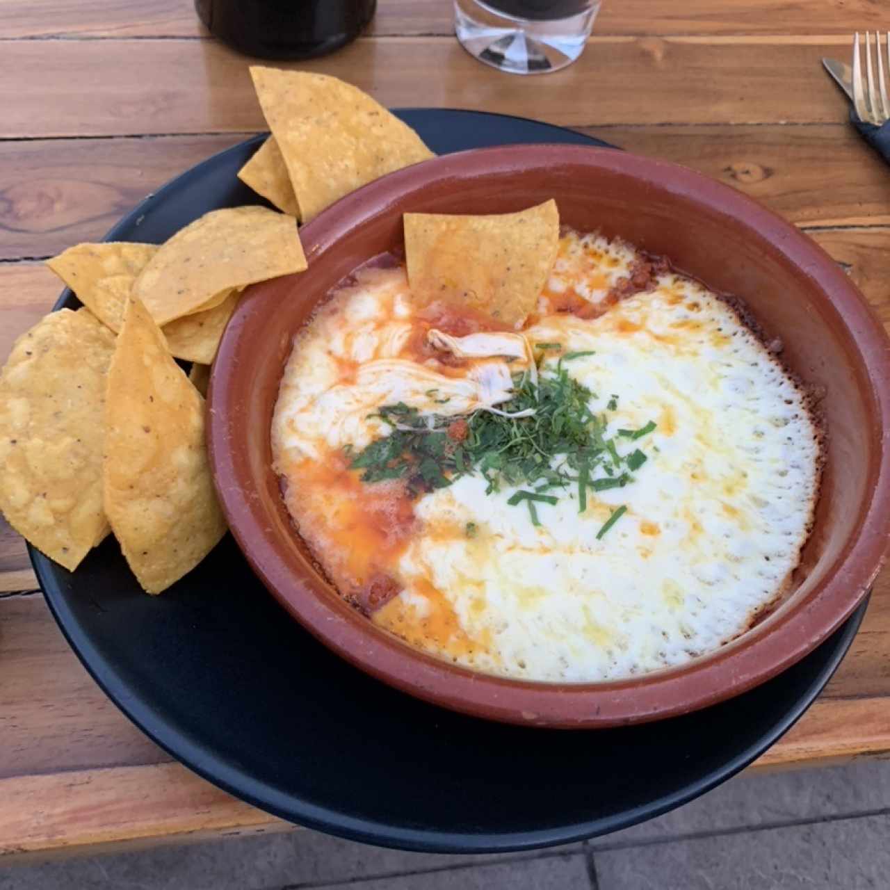 Queso fundido con chorizo 