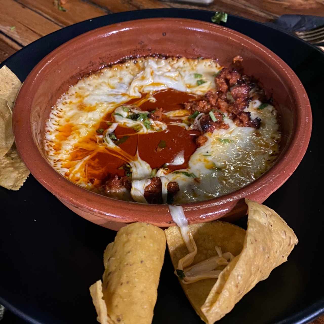 Queso fundido com chorizo