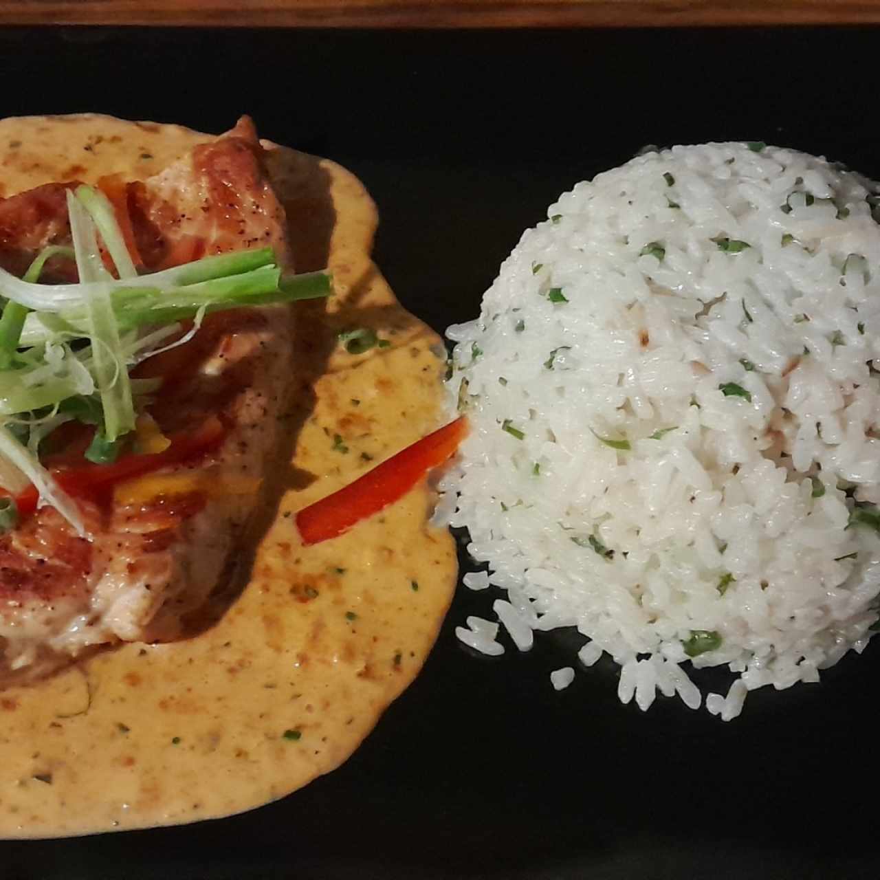 Pollo a la salsa de pimientos con Arroz con coco