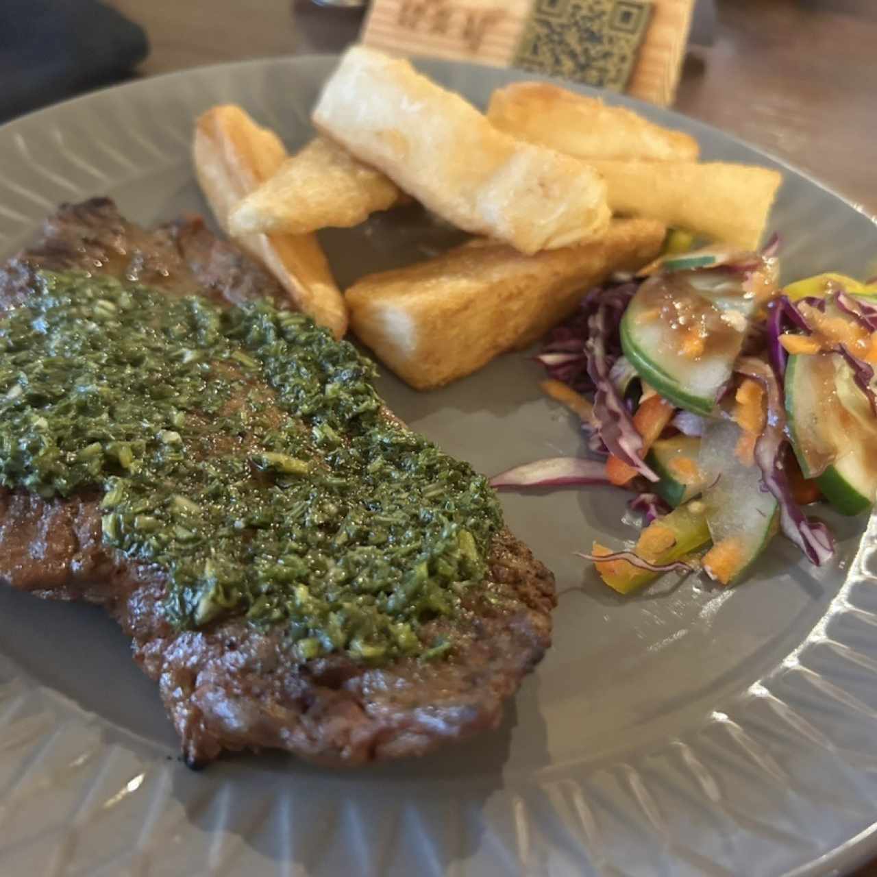 Menú Lunch - Plato fuerte - Carne con chimichurri y yuca