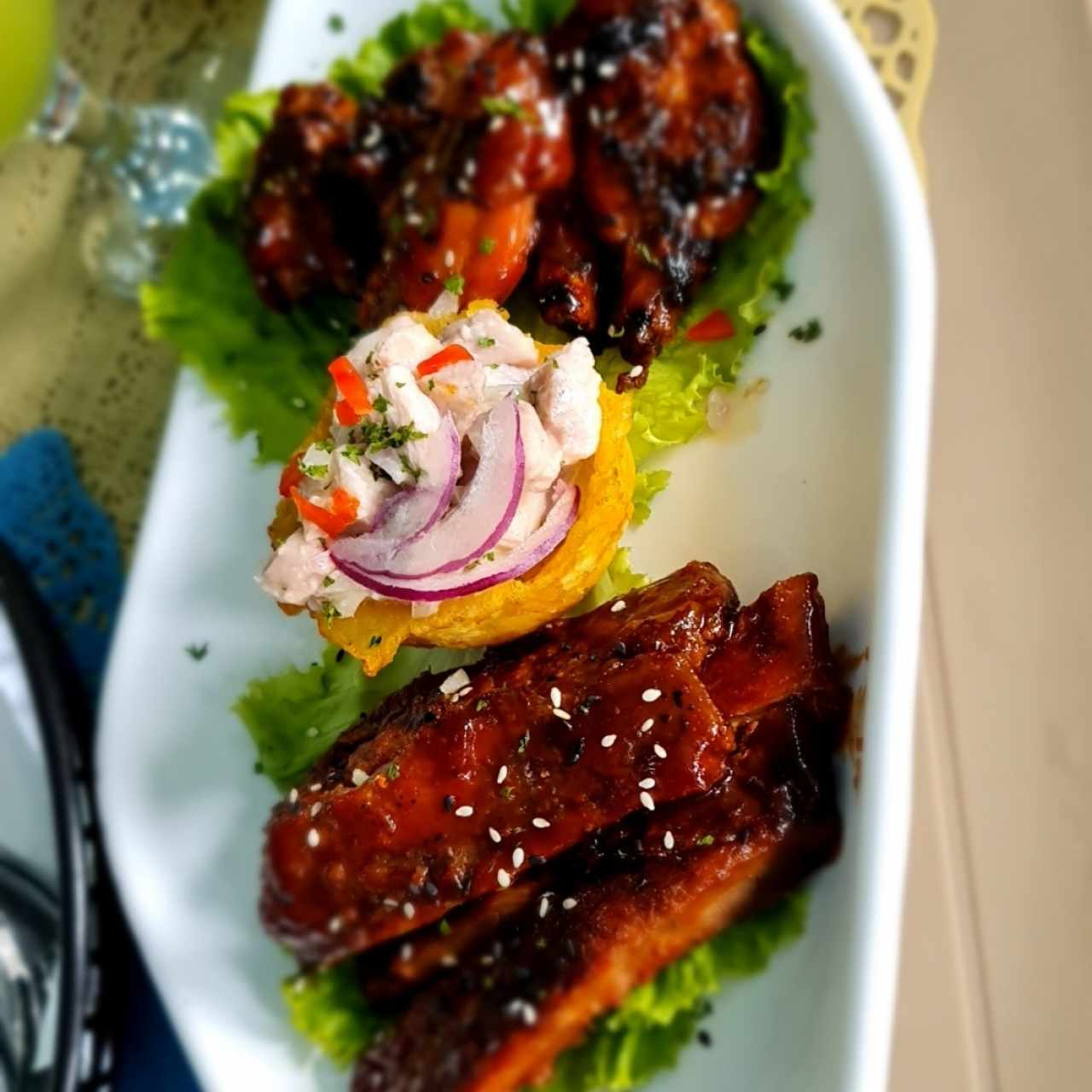 promo baby back ribs con alitas y canasta de patacon con ceviche