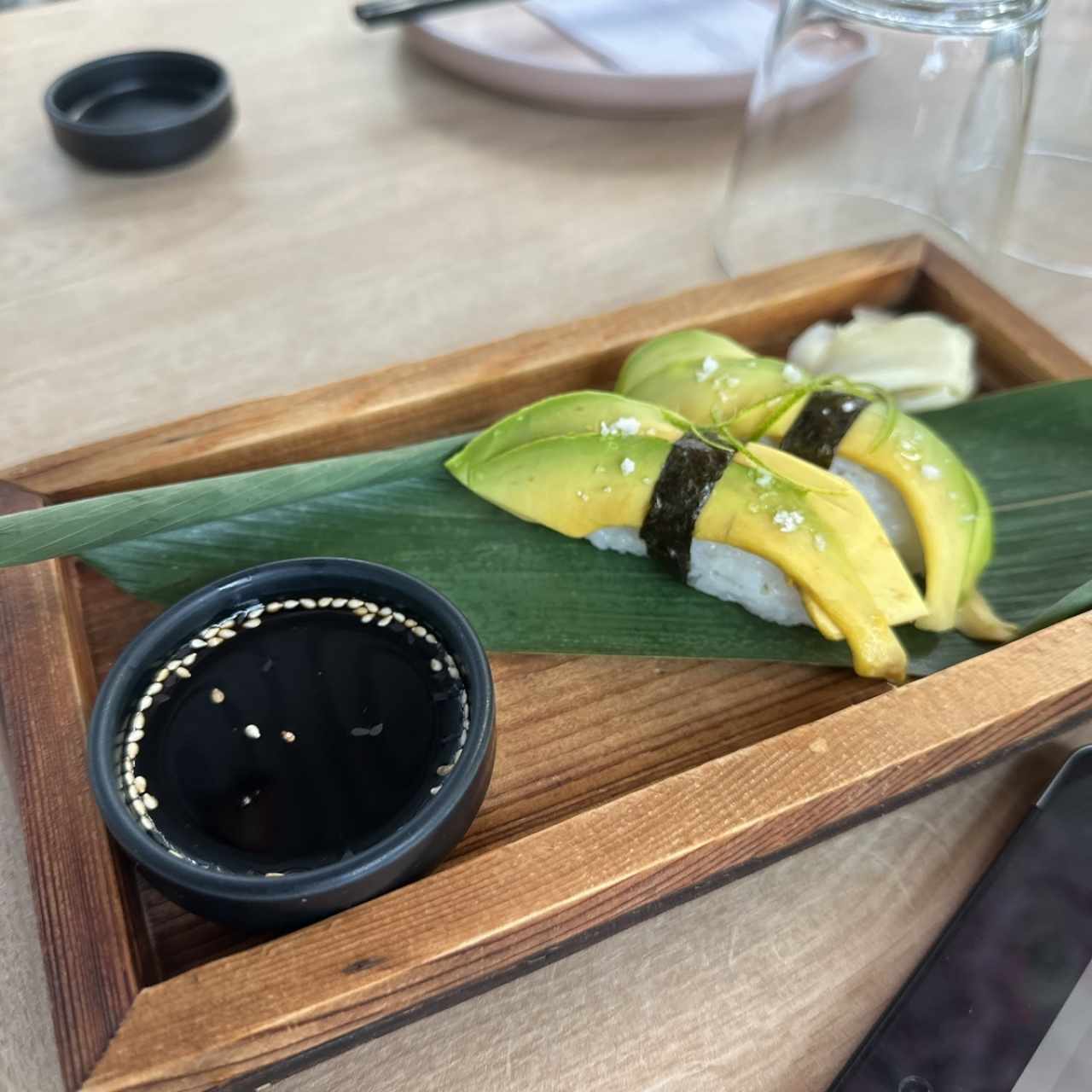 nigiri de aguacate