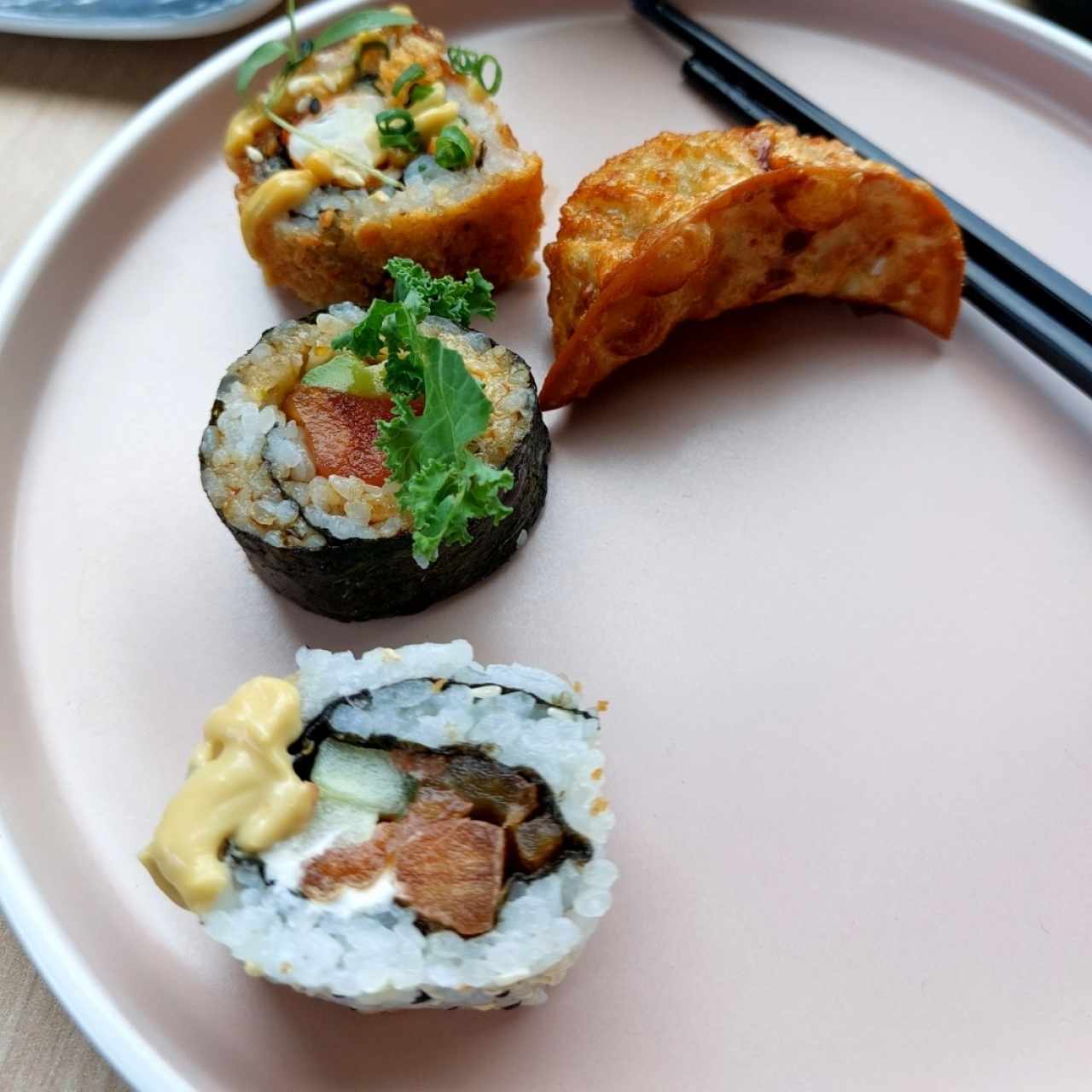 red océano roll, umami, crunchy roll y una farm gyosa