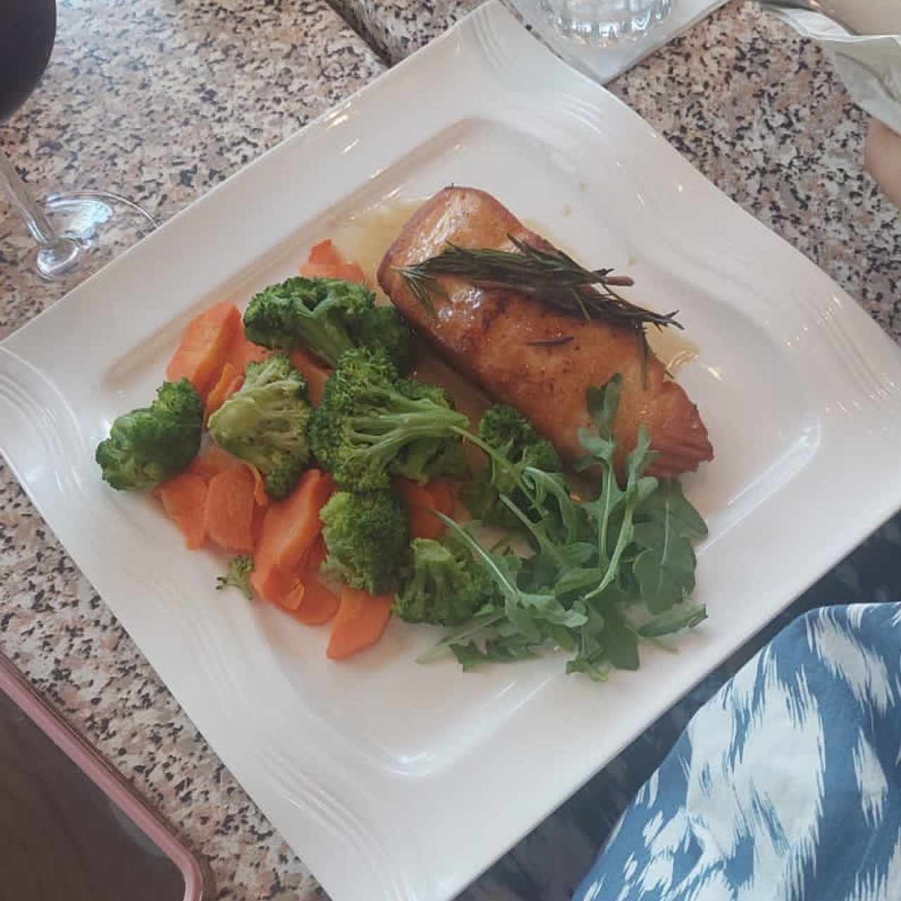 Salmón a la plancha con vegetales Salteados y Ensalada