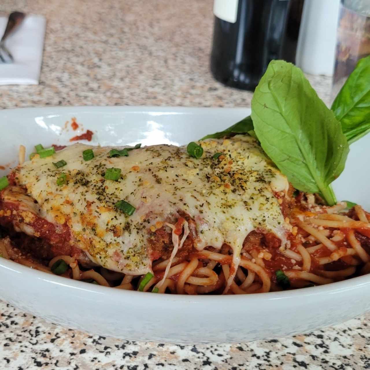 Pasta con milanesa de pollo a la Parmesana