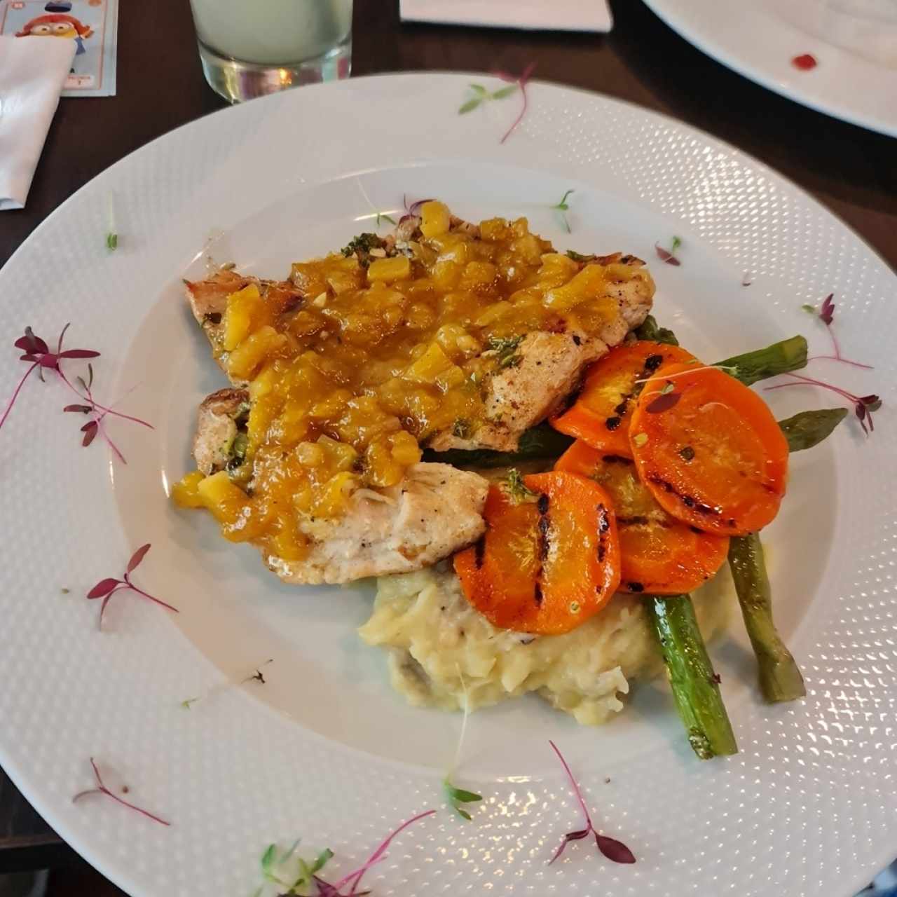 Pollo en salsa de mango con puré y vegetales