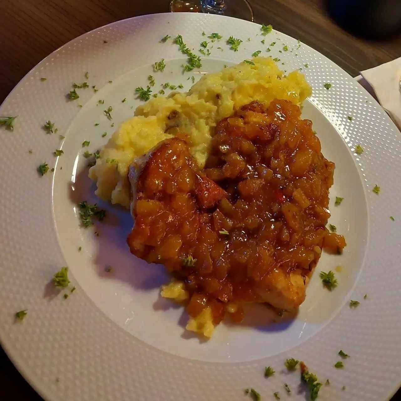 pollo con mango y piña con pure rústico 