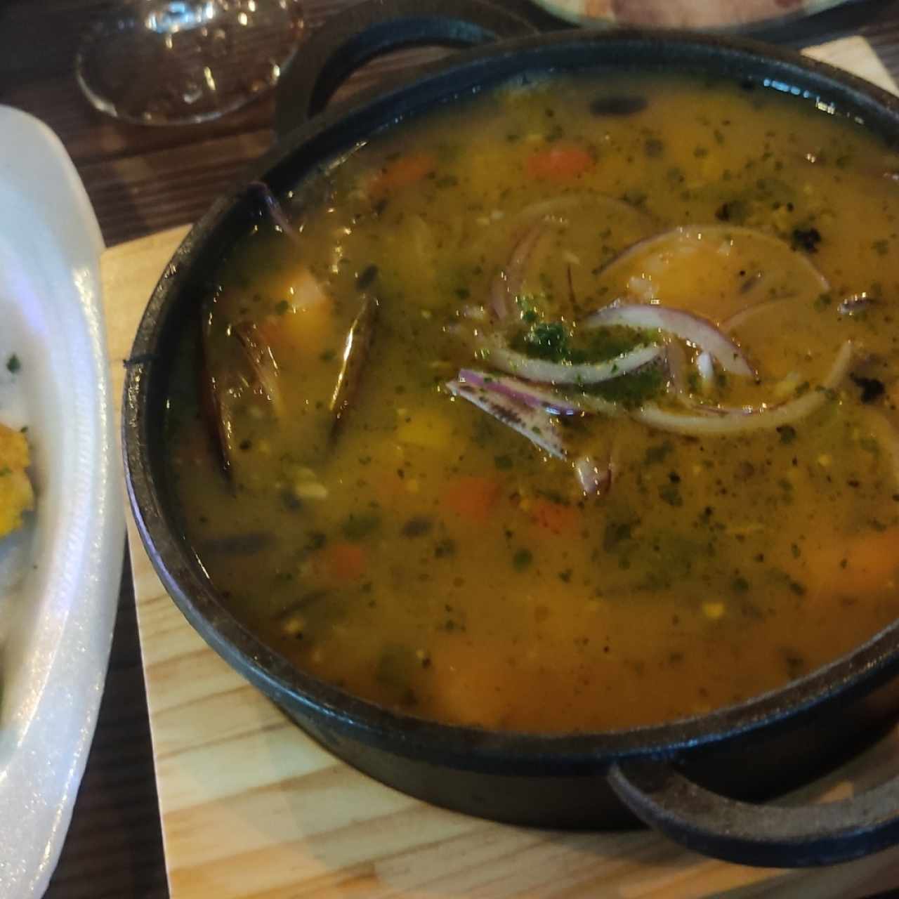 sopa de mariscos, pero le faltaba sabor 