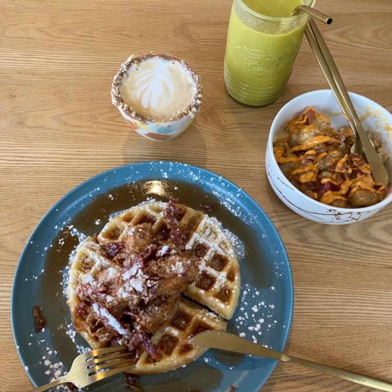 Spicy Tater Tots, green smoothie, fried chicken waffles y cappuccino nocciola