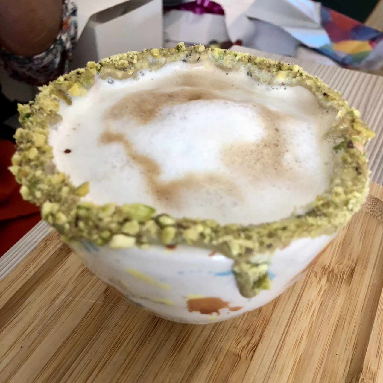 Capuchino con borde con pistacho