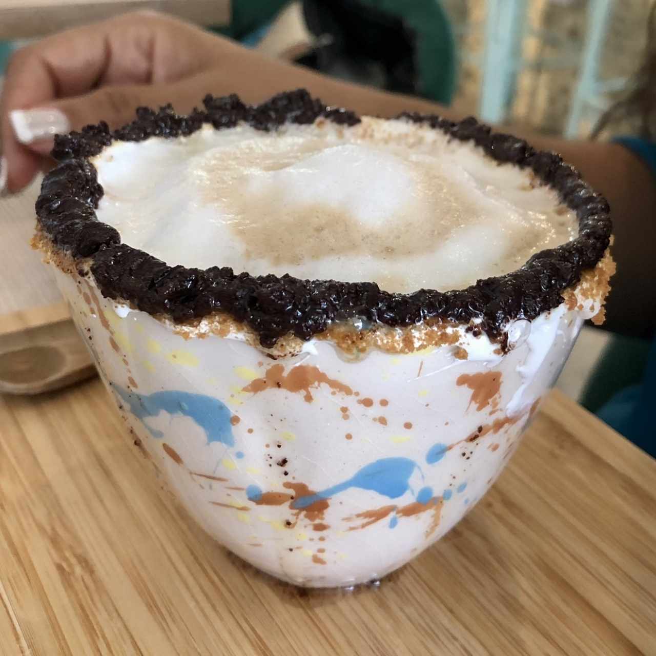 Capuchino con borde de malvas y chocolate