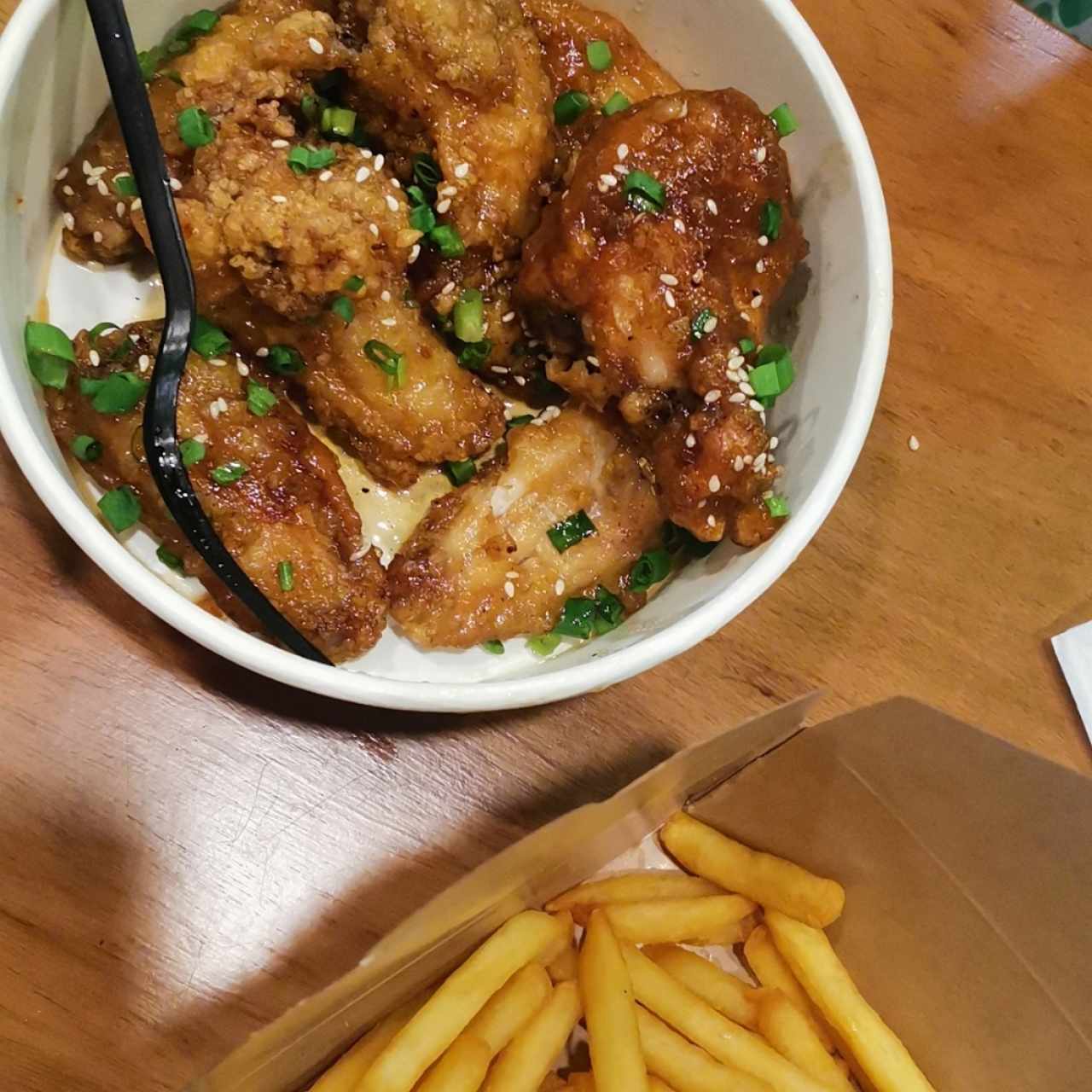 Wing honey con papas y bebida de piña con canela 