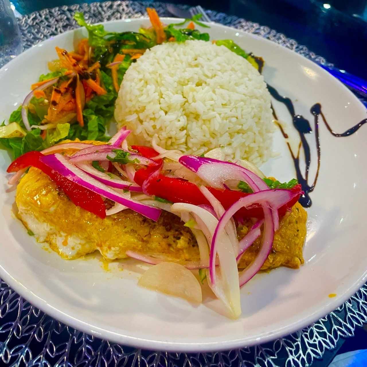 Filete de Corvina con Arroz y Ensalada  