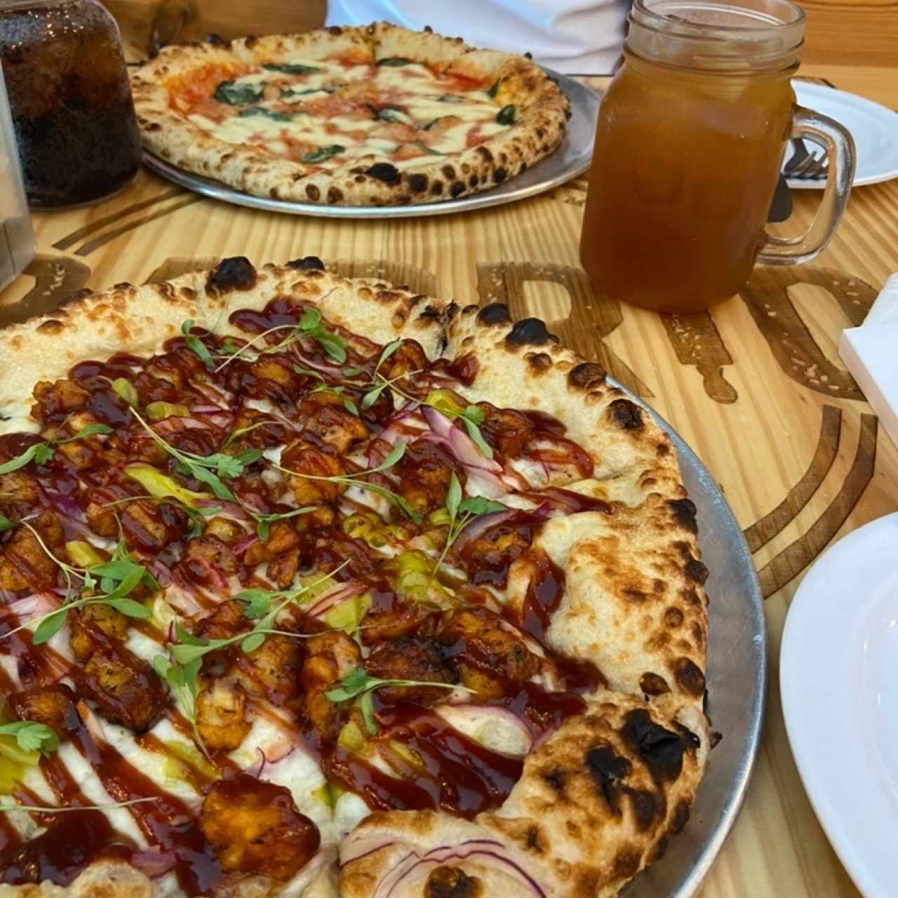 Una Pizza Margarita y Una Pizza BarbieQ con Té frio Artesanal