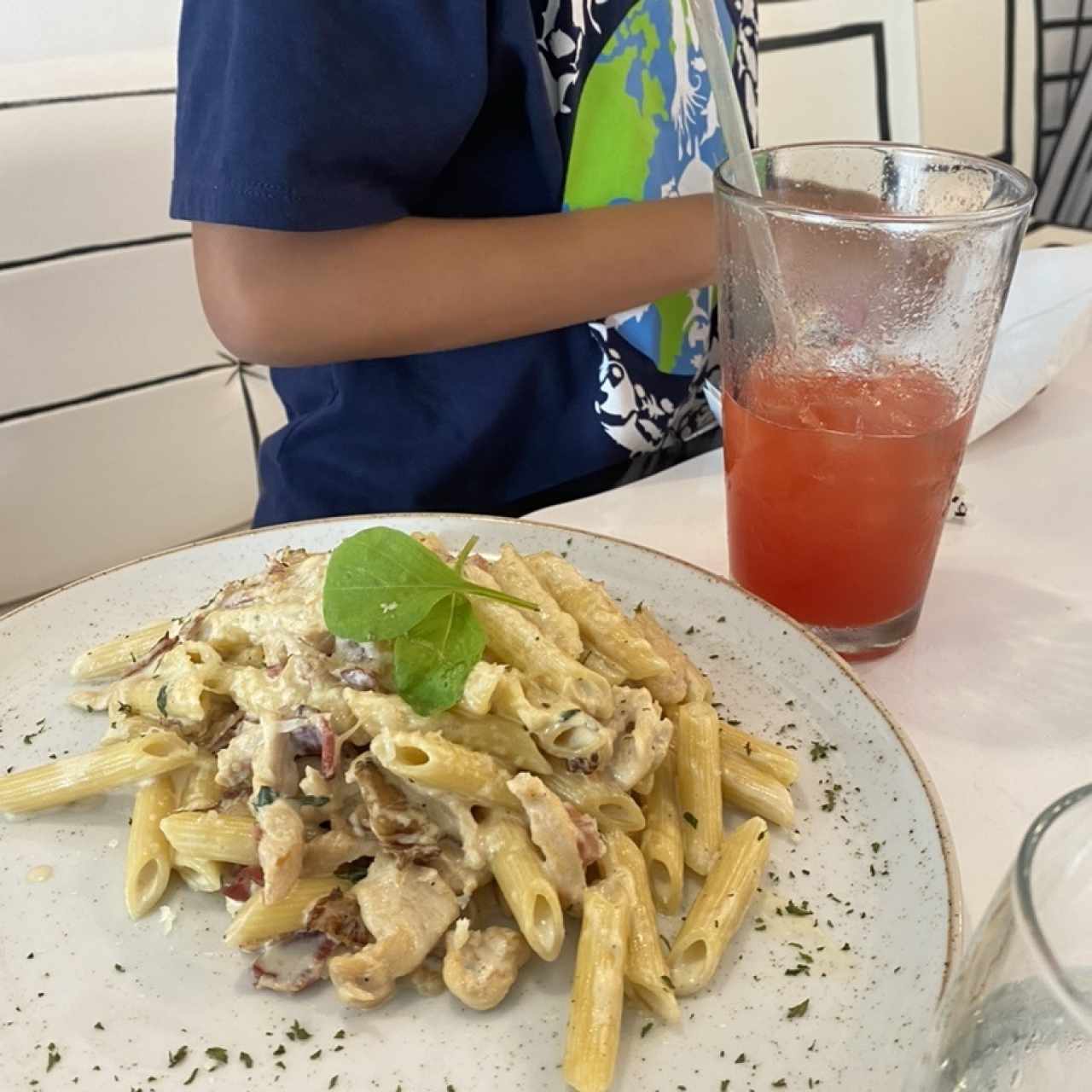 Pasta catfredo y jugo de sandia 