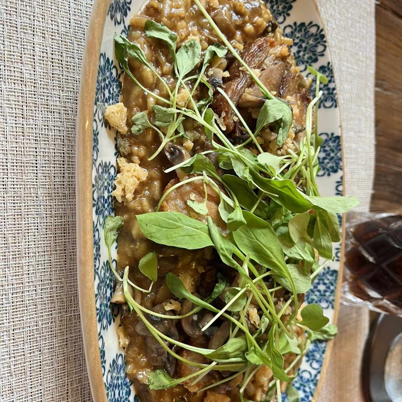 Risotto de champiñones con chicharrón 