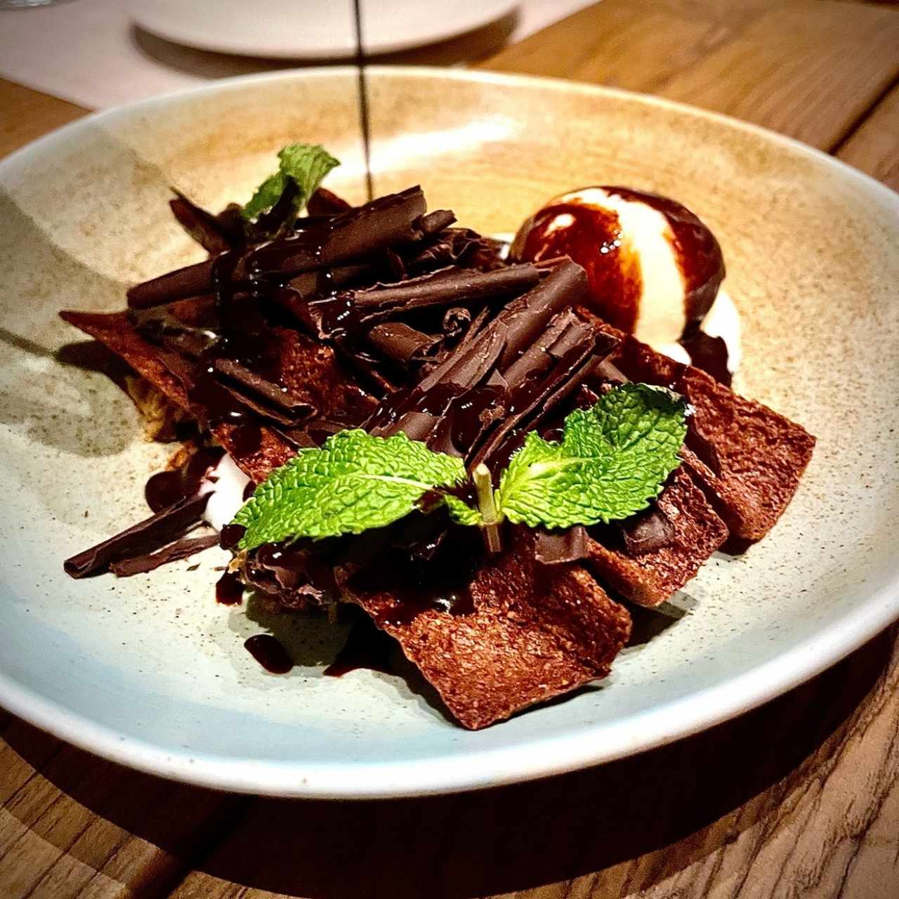 Tejas de chocolate con helado.   