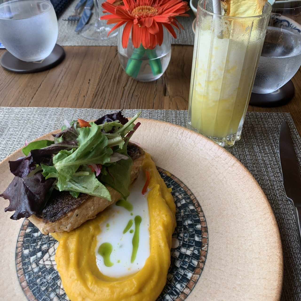 Salmon con zapallo and Smoothie de Pina, Amazing la atencion, un ambiente espectaucular;Fui de día no te reserva y me atendieron como una reina.   