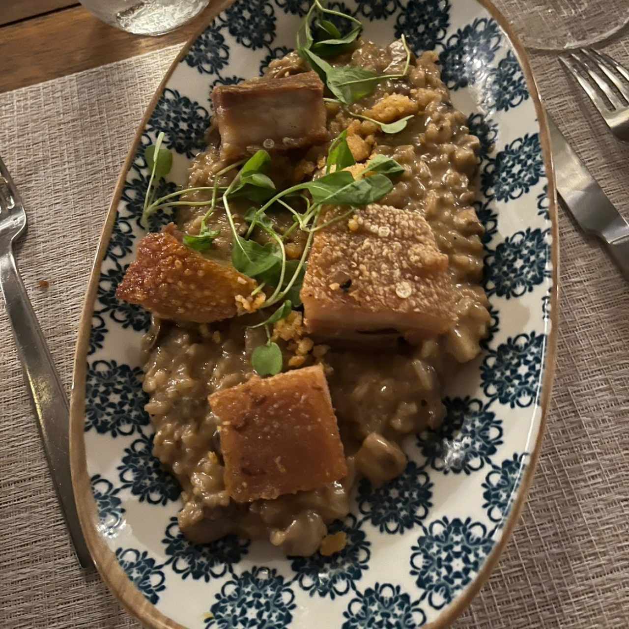 Risotto de hongos con chicharrón 