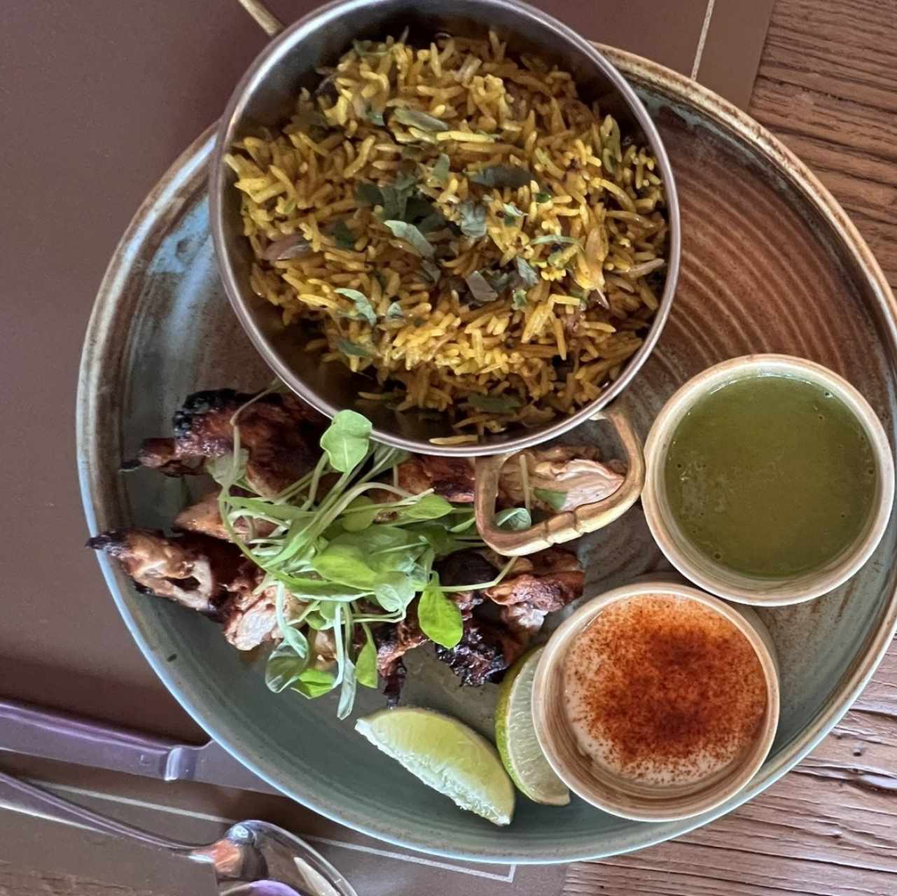 Pollo tandoori con arroz biryani 