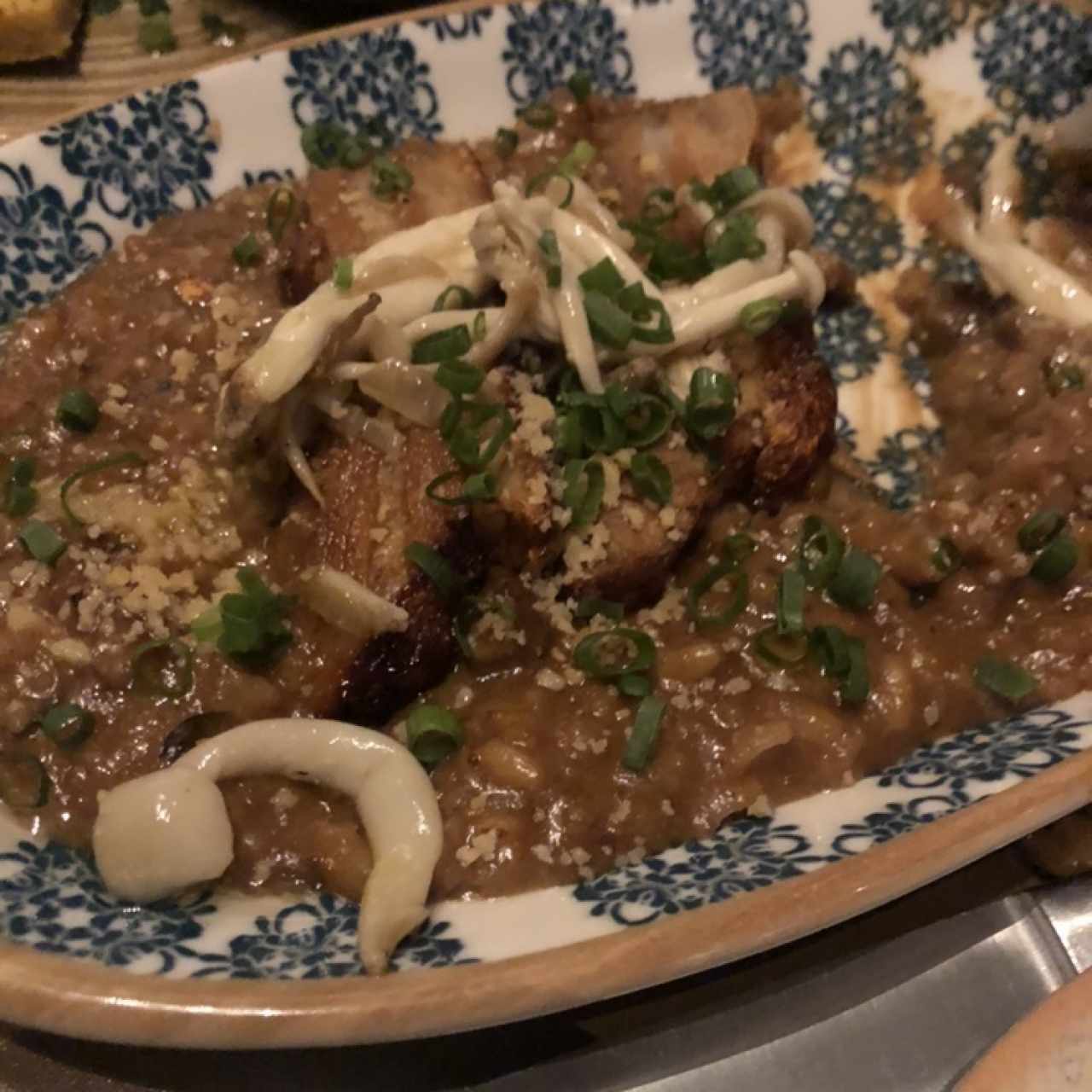 Risotto de hongos con chicharrón