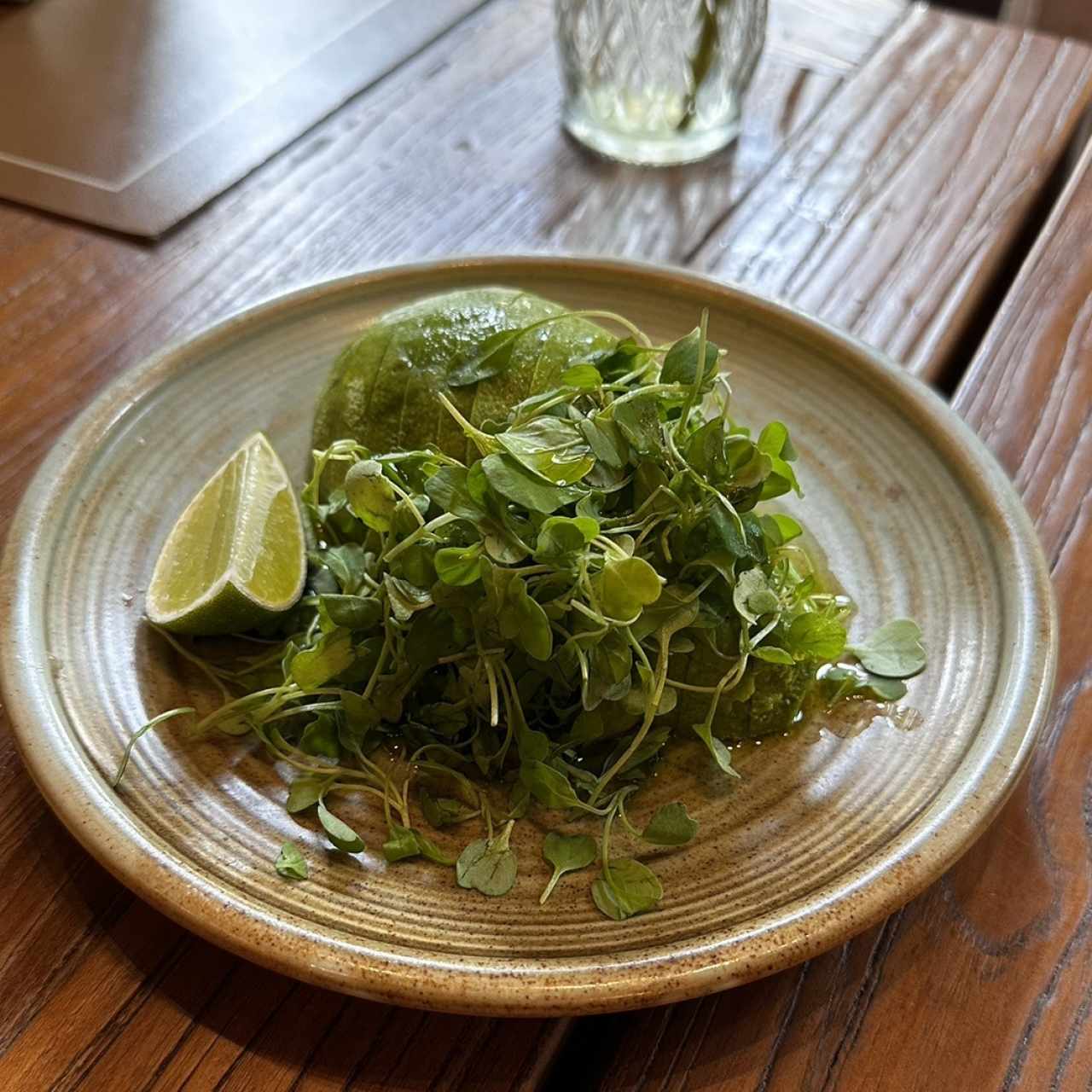 Aguacates marinados con limón y aceite de oliva