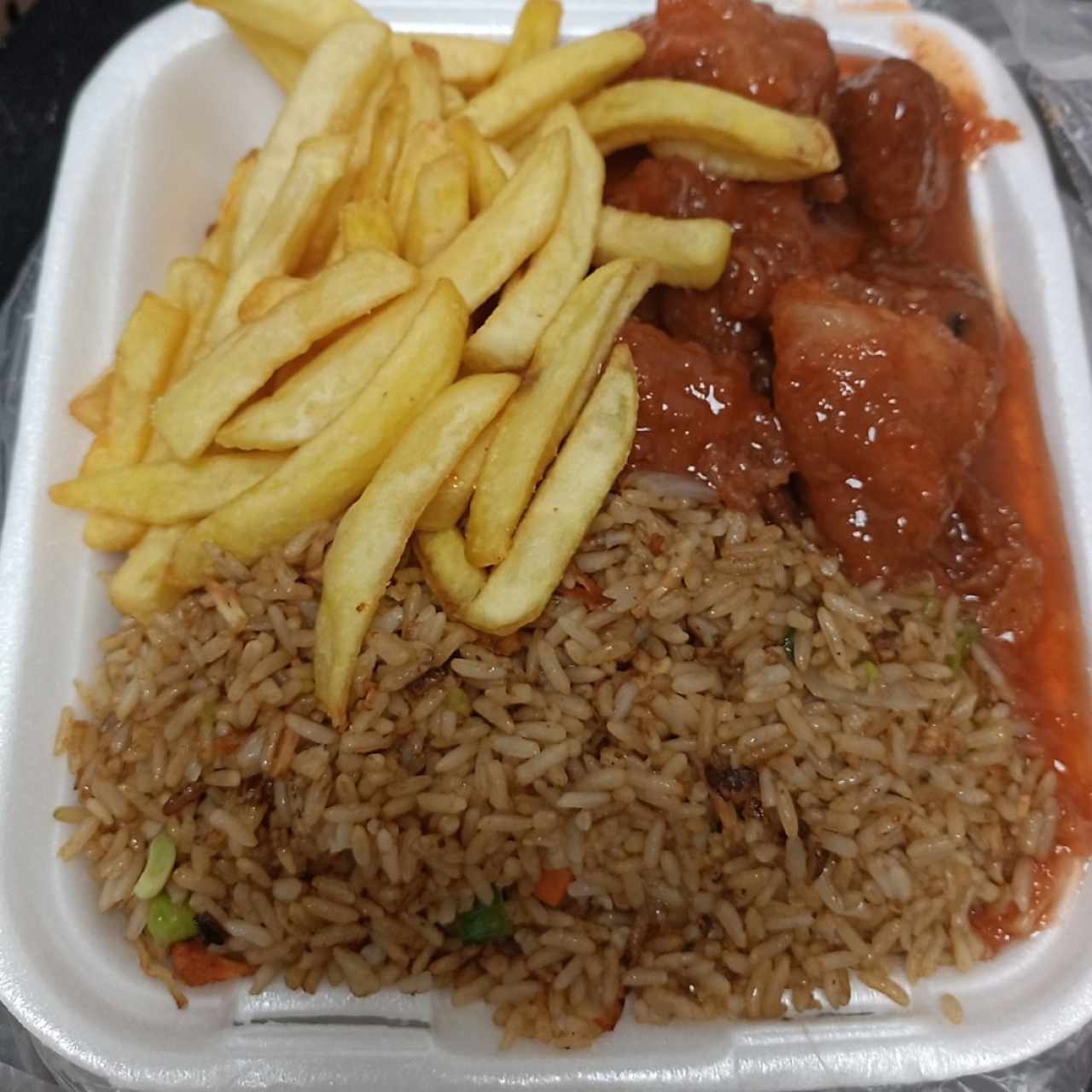 Combo arroz, con papas fritas y pollo agridulce 