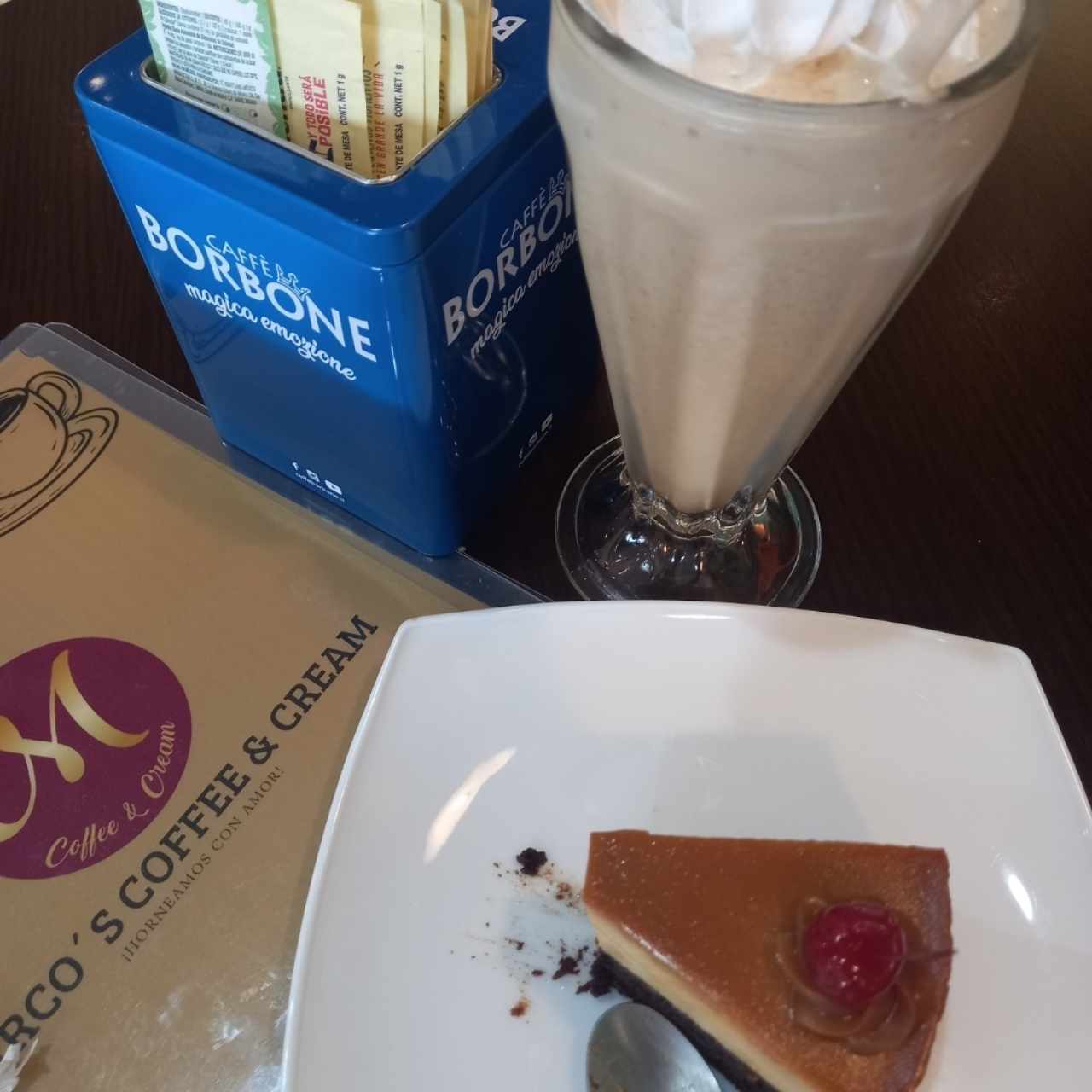 torta de chocolate y flan , frappe