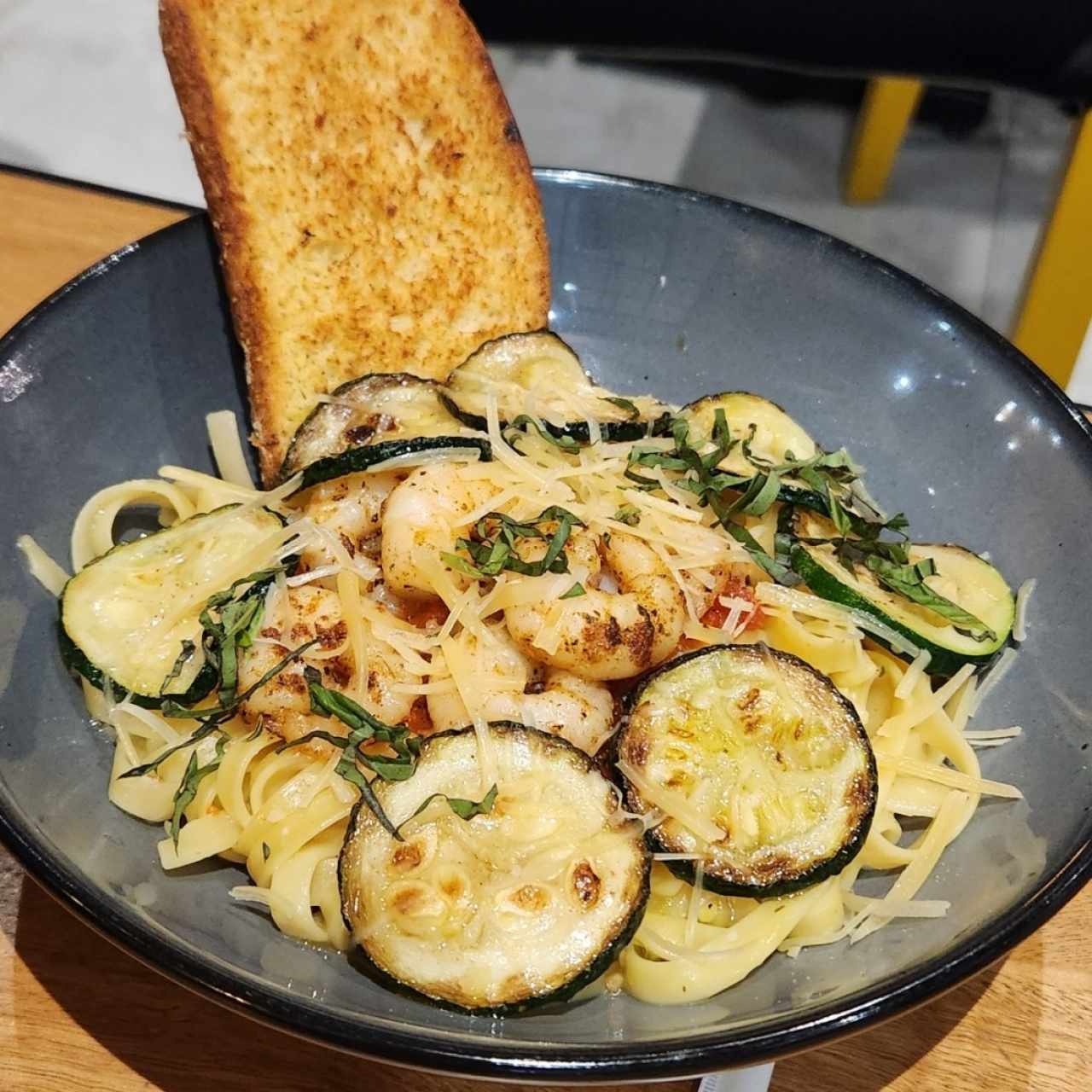 Fettuccine com camarones