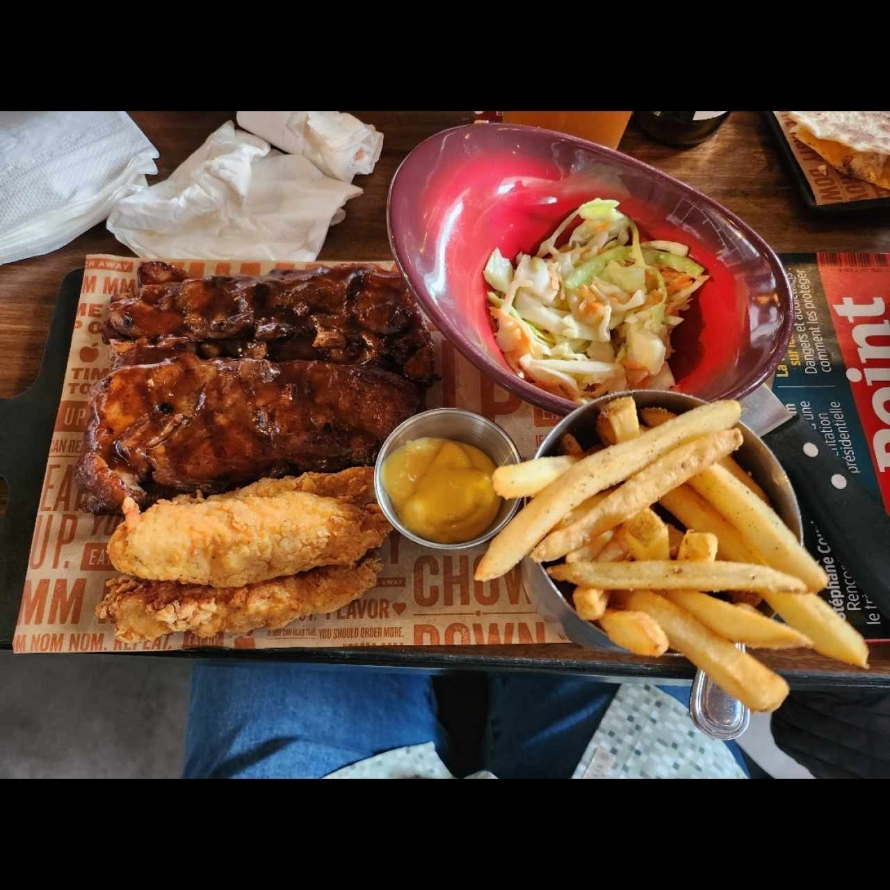COSTILLAS BBQ con Coldslaw y papitas