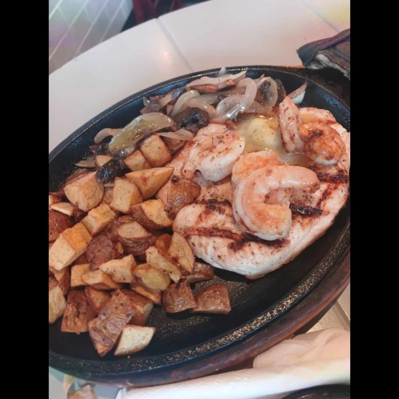 Bourbon Street Chicken & Shrimp con papas
