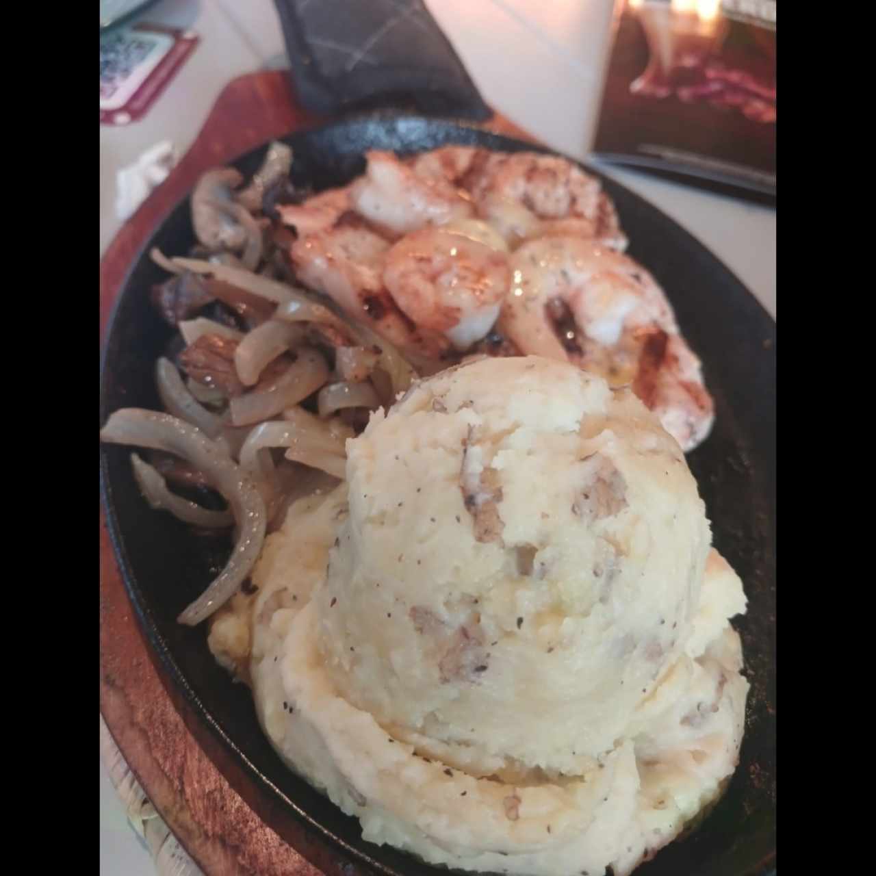Bourbon Street Chicken & Shrimp con puré