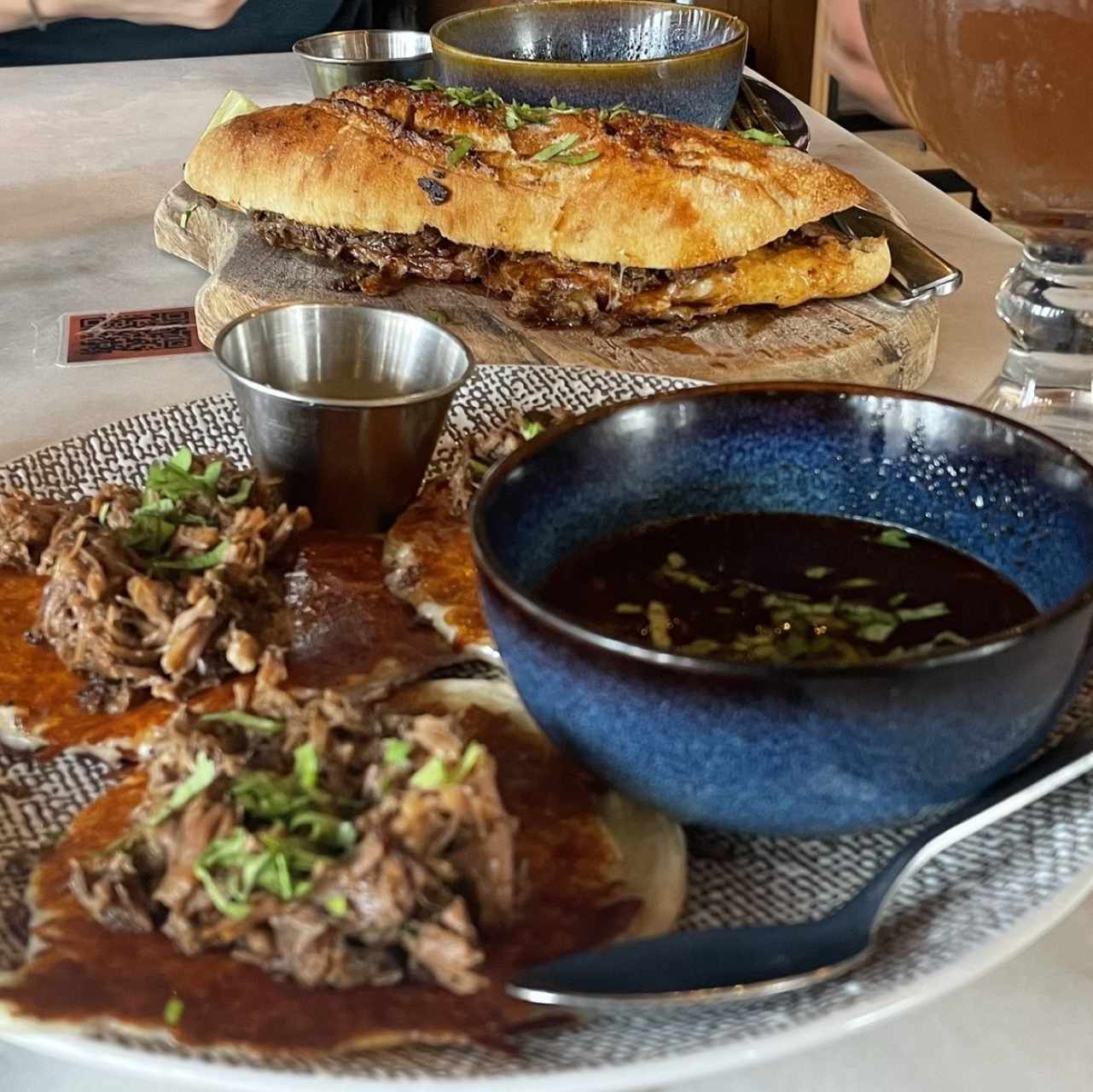 Tacos de birria con costra de queso 