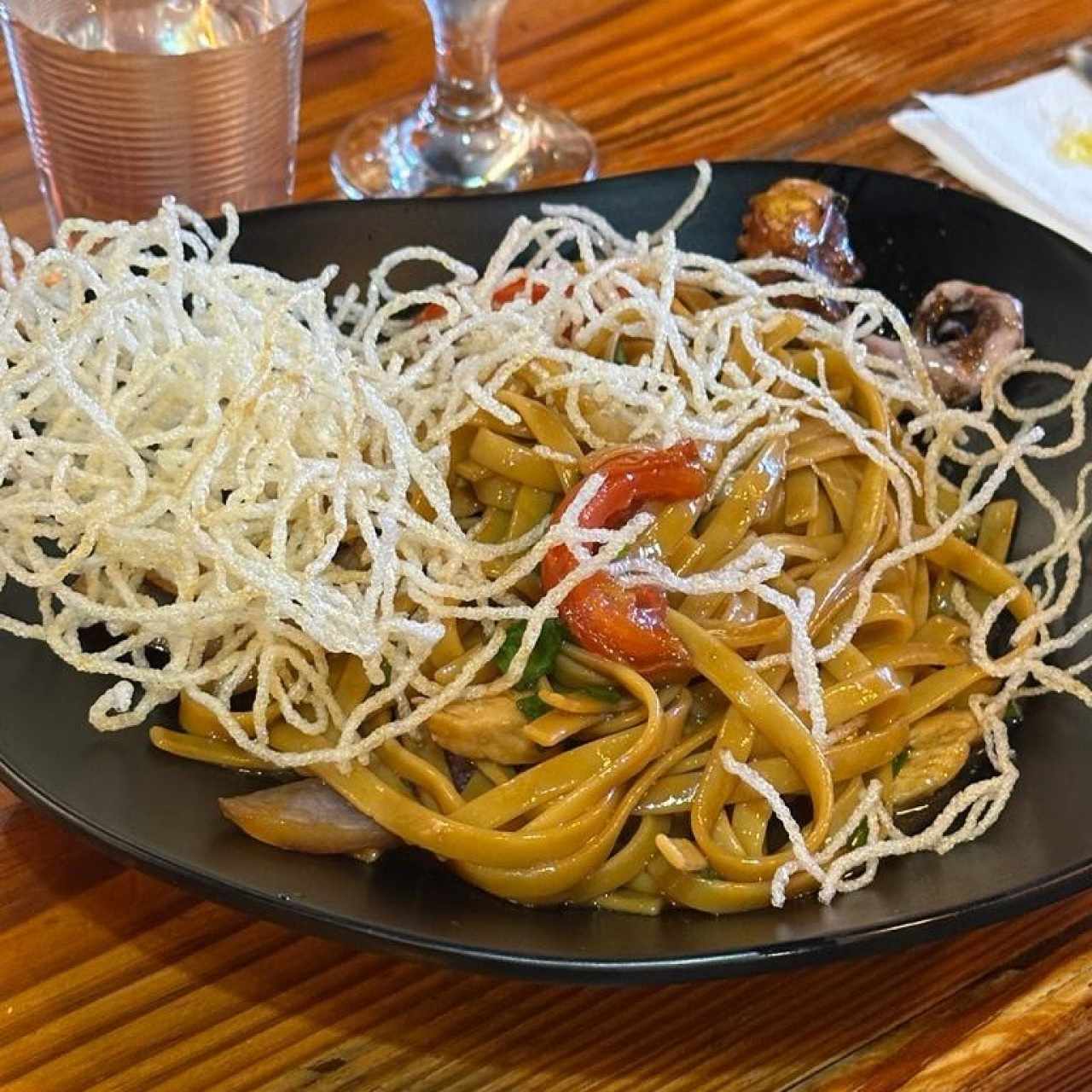 TALLARÍN SALTADO DE POLLO (Fetuccini con vegetales y pollo en salsa de soja al wok)