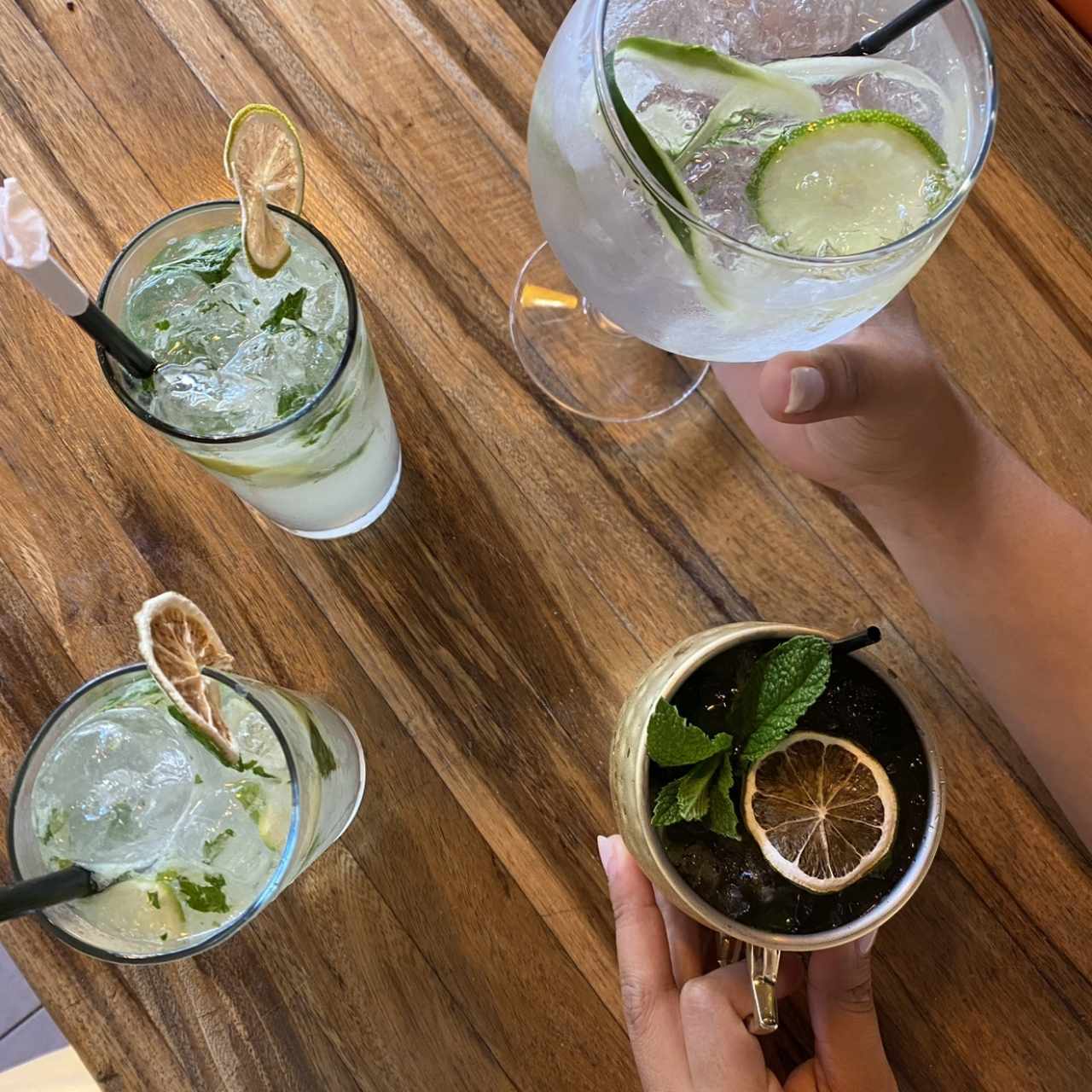 Moscow mule , mojito , gin tonic. Fuimos dos y quedamos encantados com sus cocteles 