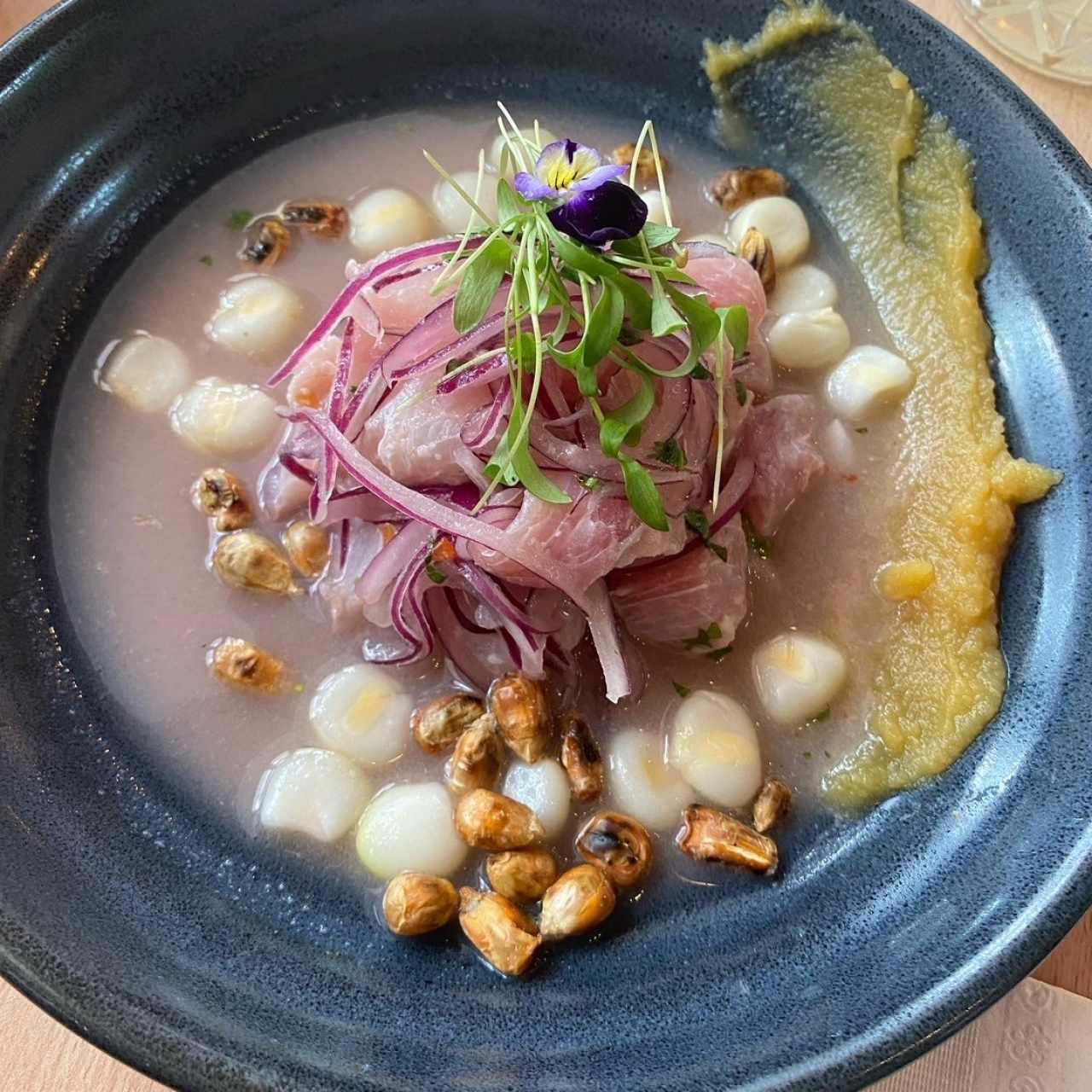 Ceviche de pescado con mousse