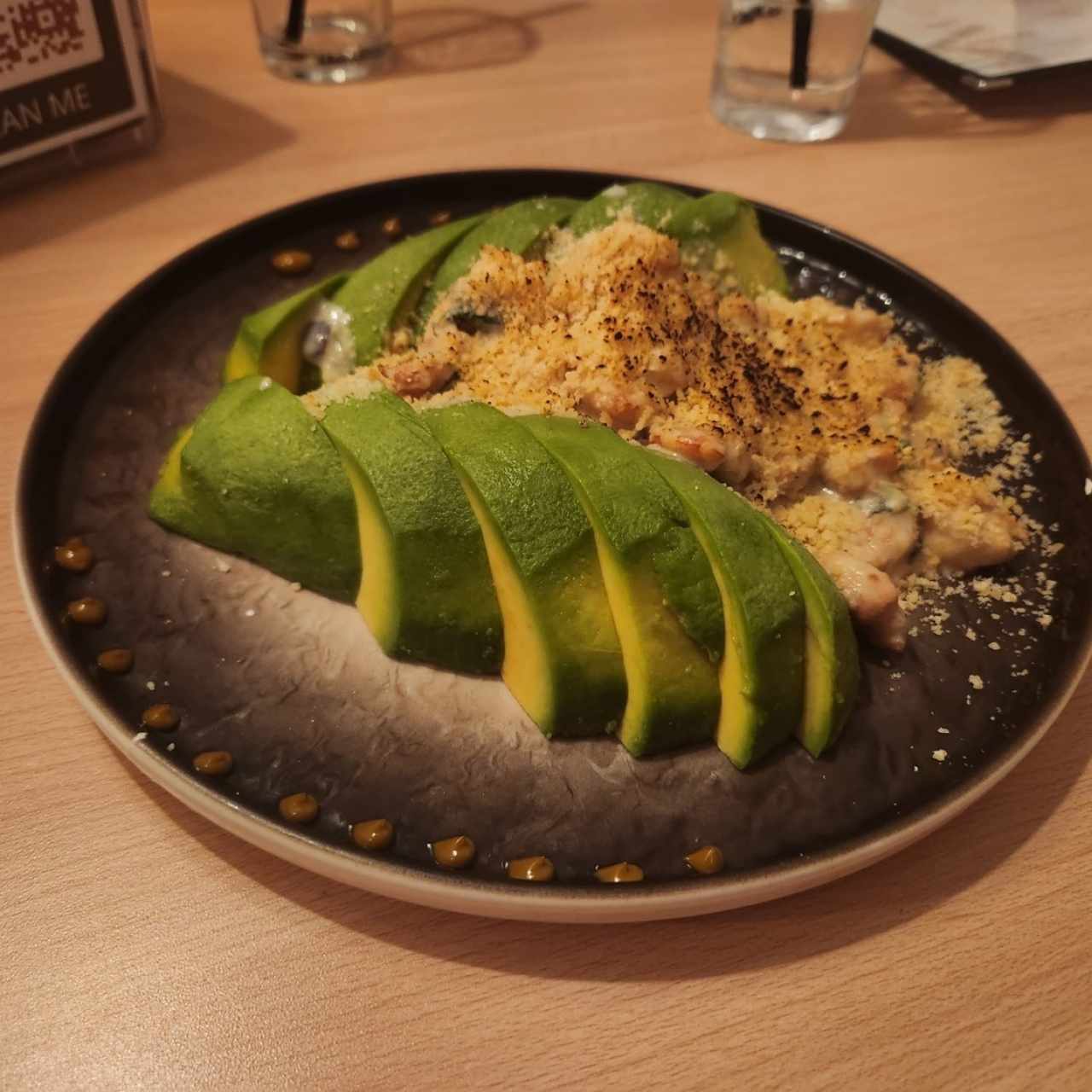 Camarones gratinados con aguacate 