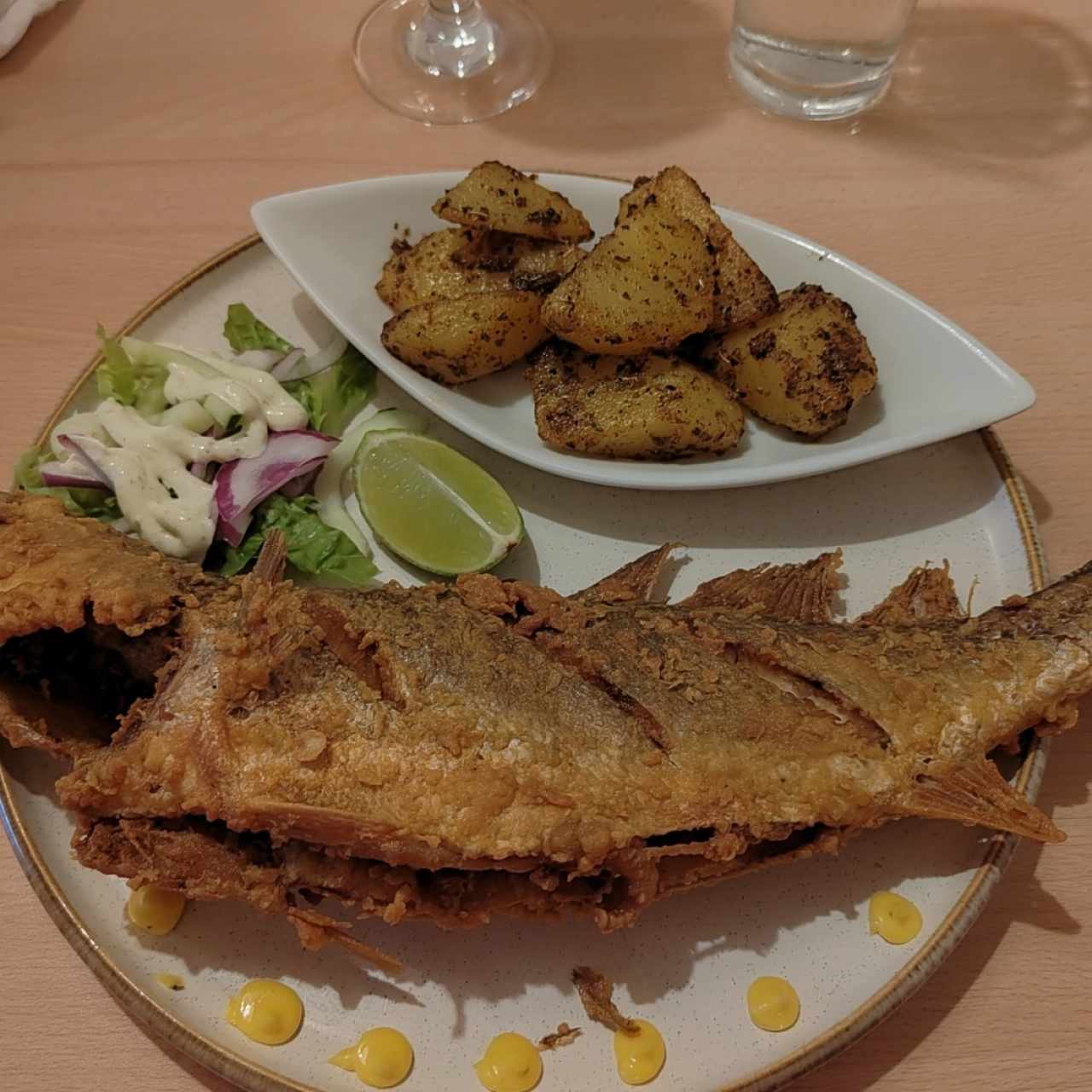 Pescado frito con papas salteadas 