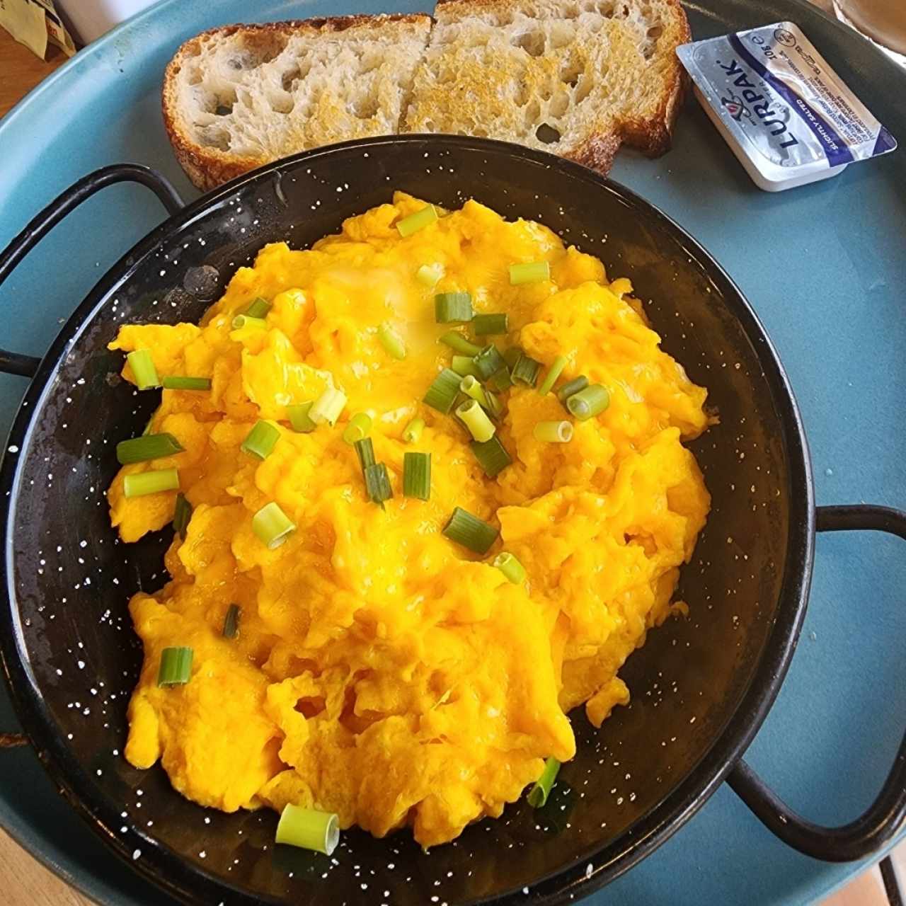 DESAYUNO - CHEESY SCRAMBLED