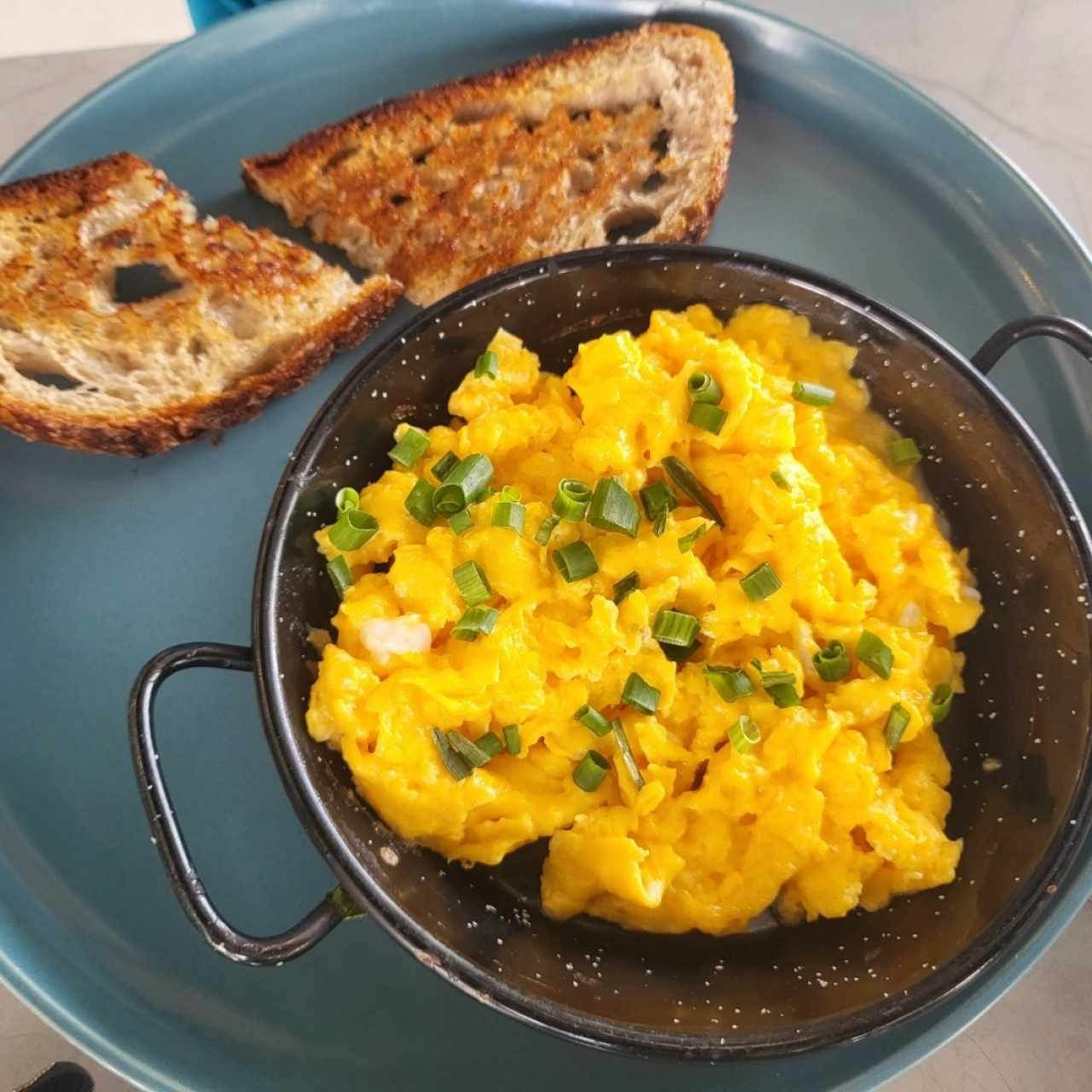 DESAYUNO - CHEESY SCRAMBLED