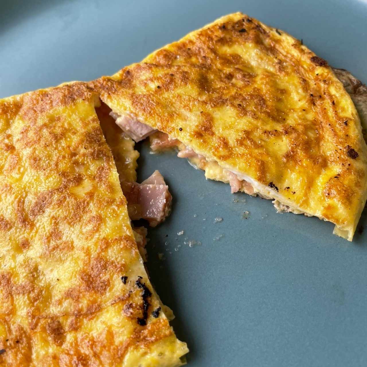 omelette con jamón